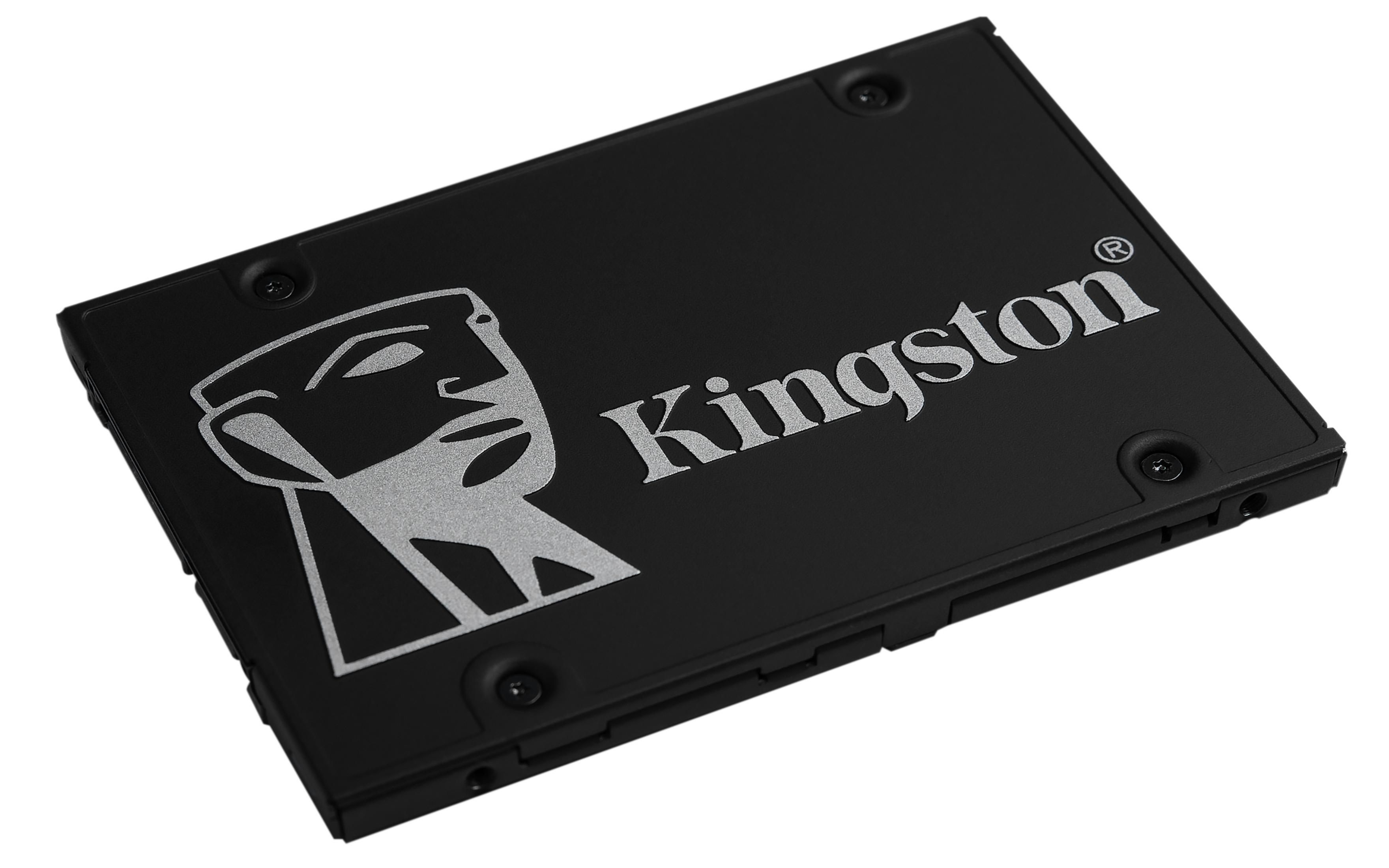 Czarny dysk SSD Kingston z logo marki i stylizowaną twarzą leży na białej powierzchni.