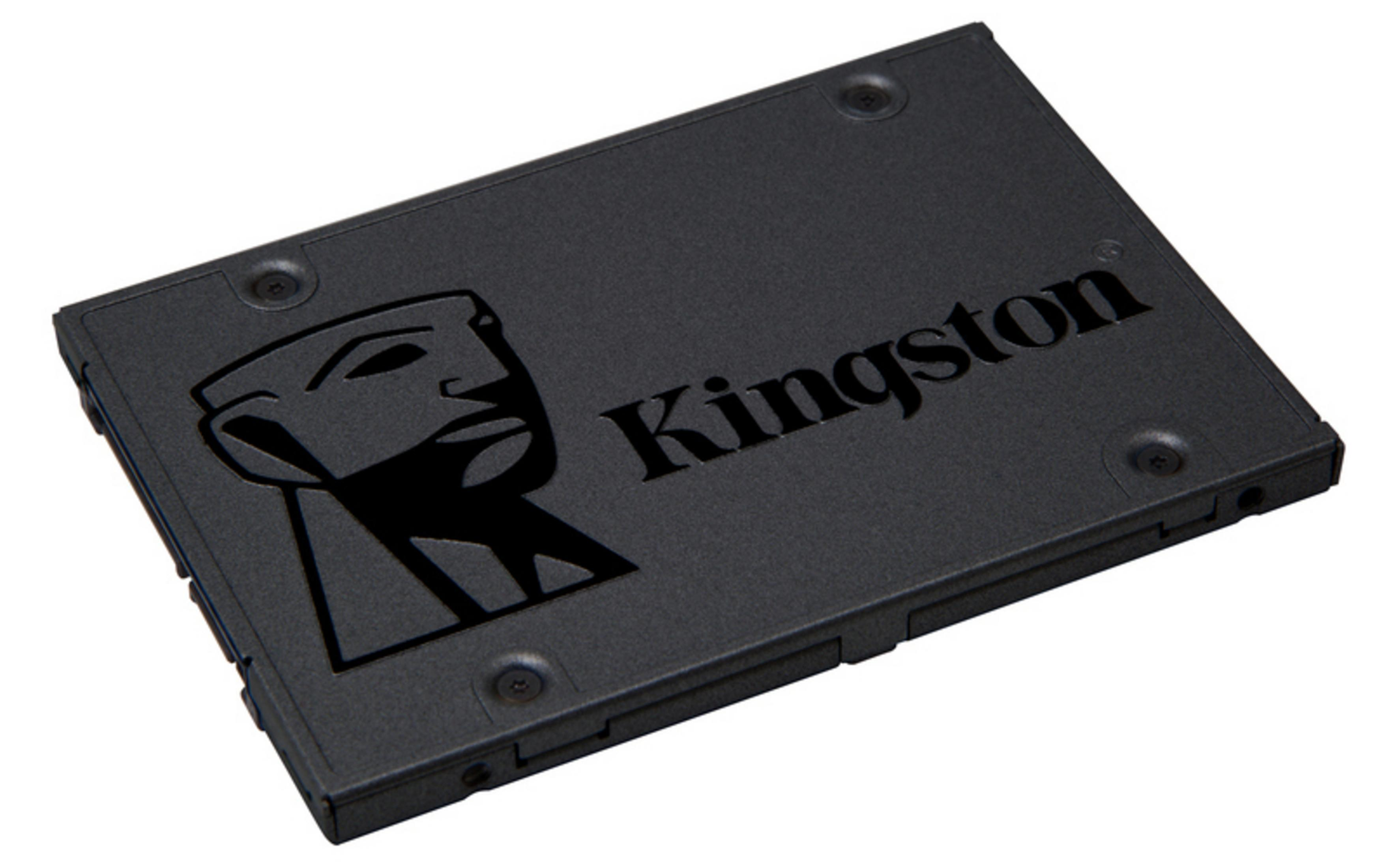 Czarny dysk SSD Kingston. Widoczne logo Kingston i szczegóły powierzchni.