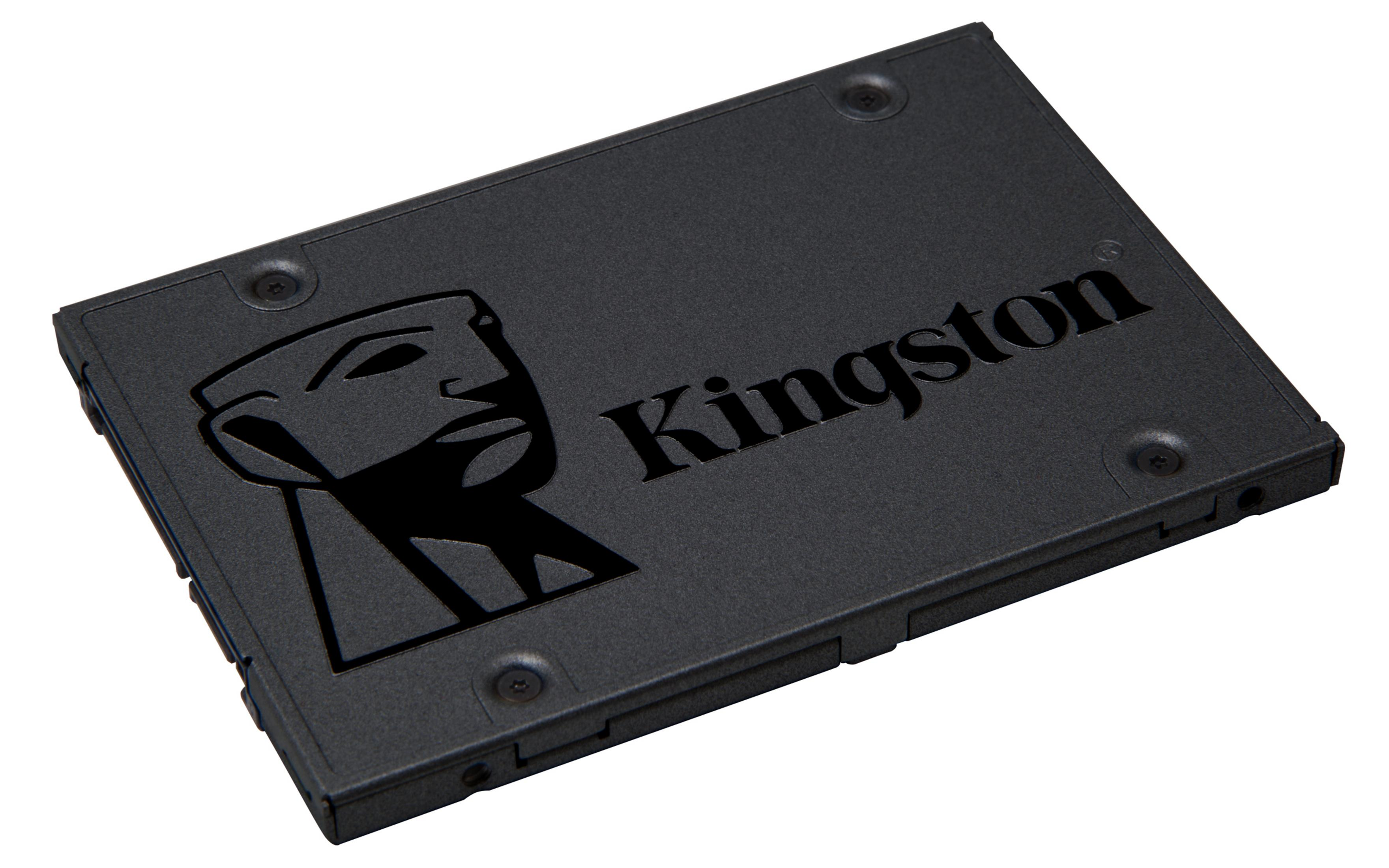 Schwarze Kingston SSD. Das Kingston-Logo befindet sich in der Mitte. Vier Schrauben sind sichtbar.