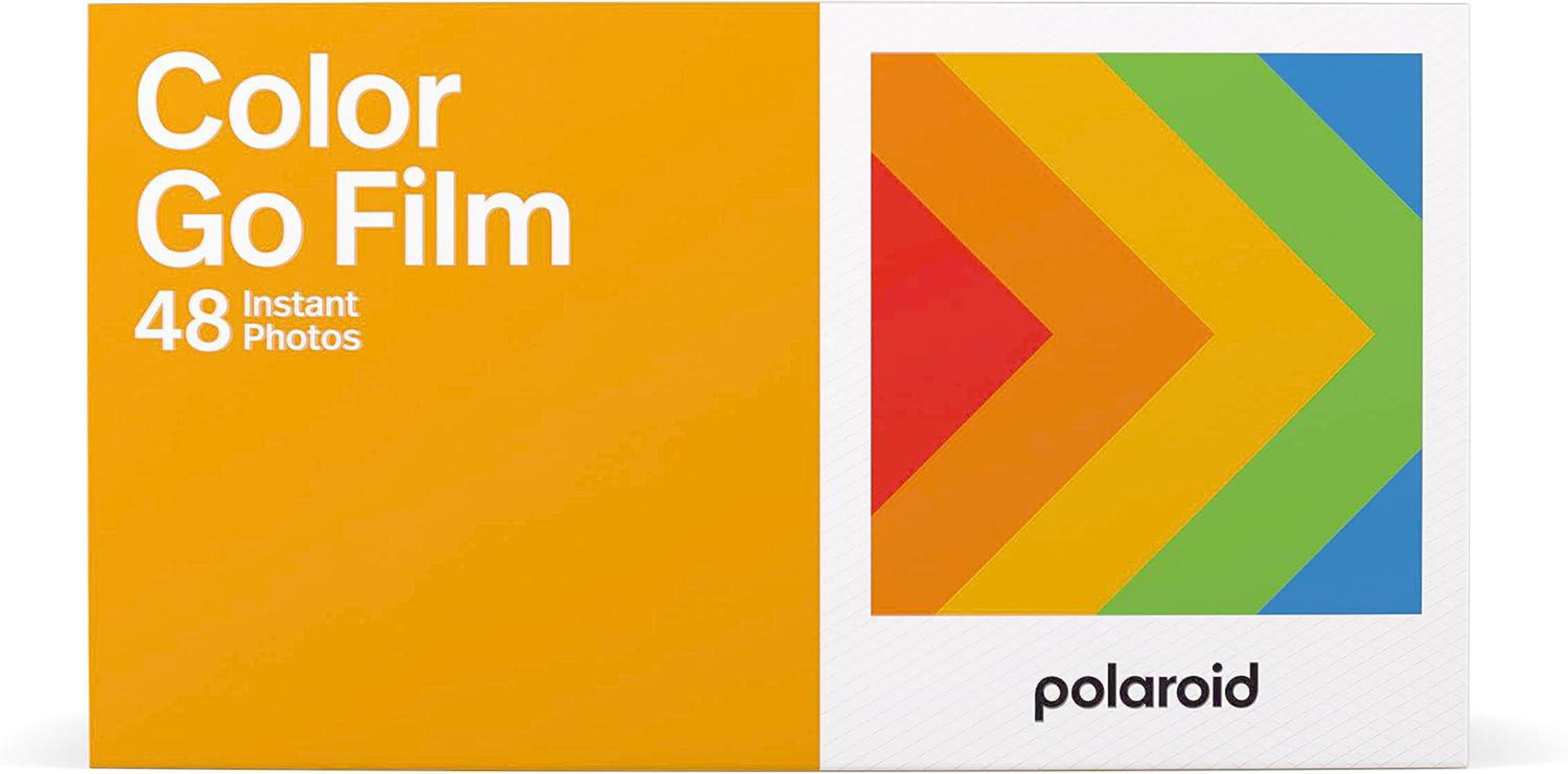Polaroid-Filmbox mit farbenfrohem Pfeildesign auf der Vorderseite. Gelb-oranger Hintergrund.