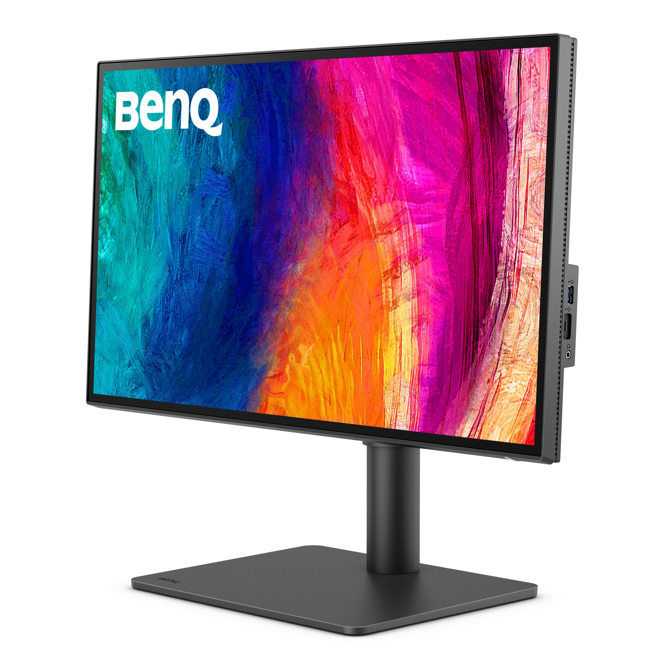 Un monitor negro sobre un soporte. La pantalla muestra una imagen abstracta colorida. Fondo blanco.