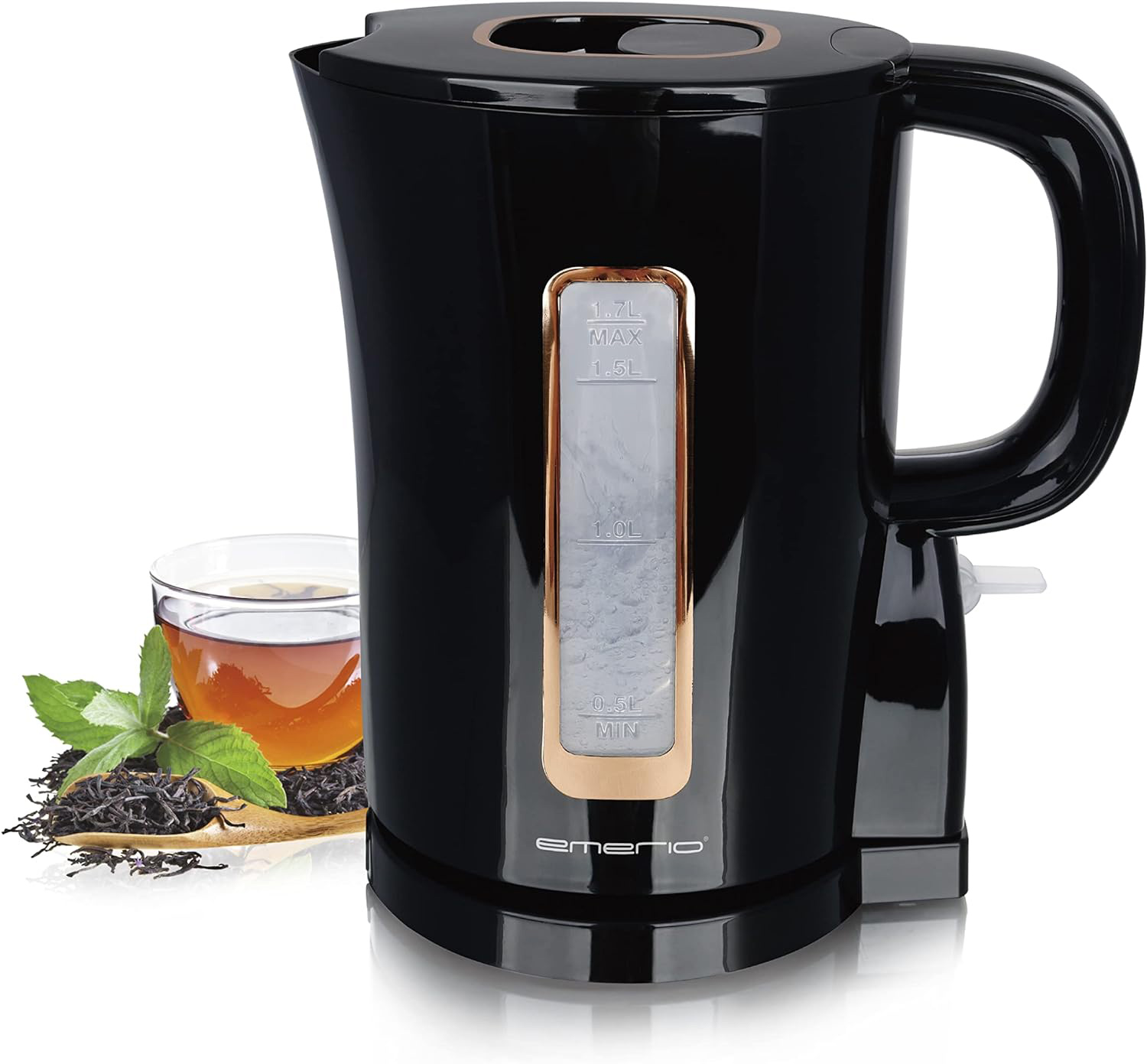 Ein schwarzer elektrischer Wasserkocher mit Wasserstandsanzeige und eine Tasse Tee daneben.