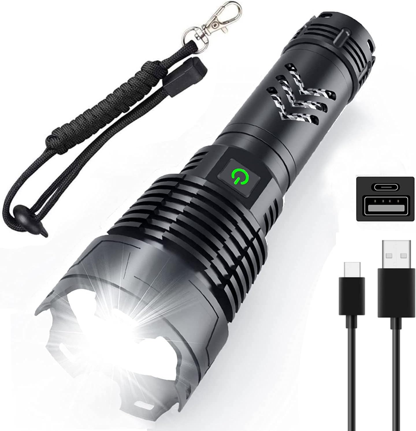 Schwarze Taschenlampe mit hellem Licht. Inklusive schwarzem Riemen und zwei Ladekabeln. USB-Anschlüsse sichtbar.