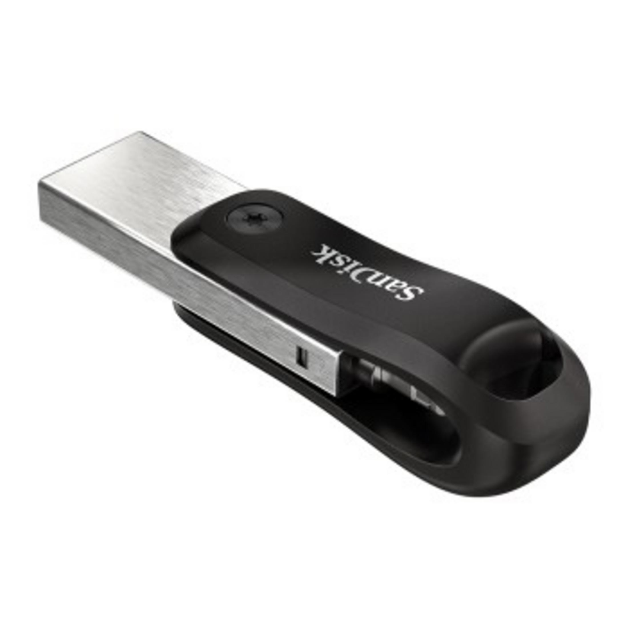 Czarny i srebrny pendrive USB, widok pod kątem. Ma czarną obudowę i srebrną metalową część.
