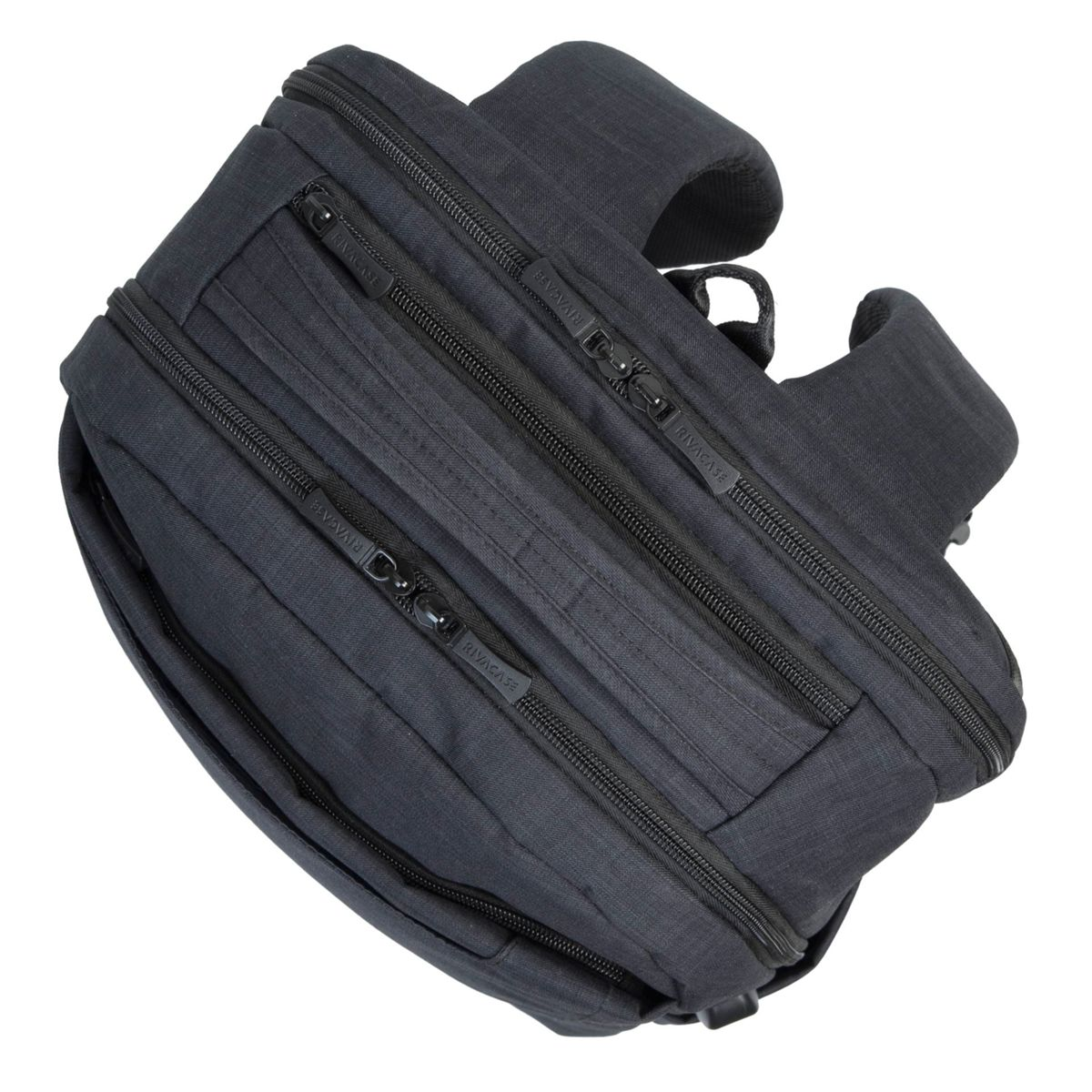 Schwarzer Rucksack mit mehreren Reißverschlüssen, schräge Ansicht auf weißem Hintergrund.