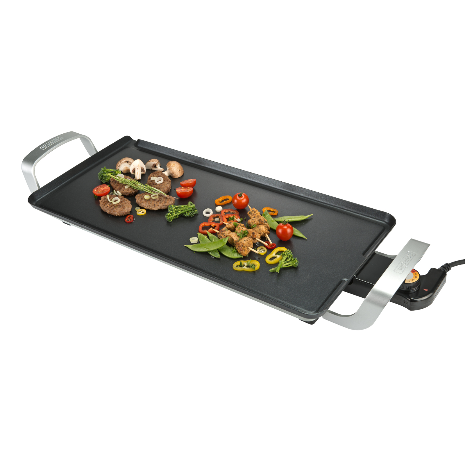 Una plancha eléctrica con comida cocinada. Incluye verduras, carne y brochetas.
