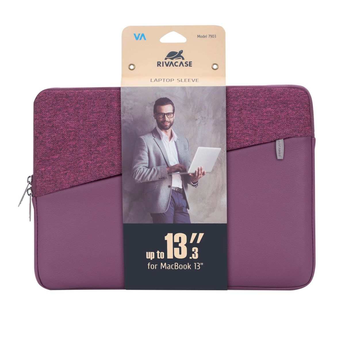 Una custodia per laptop. Un uomo con gli occhiali è raffigurato su di essa mentre tiene un laptop. È viola e ha una cerniera.