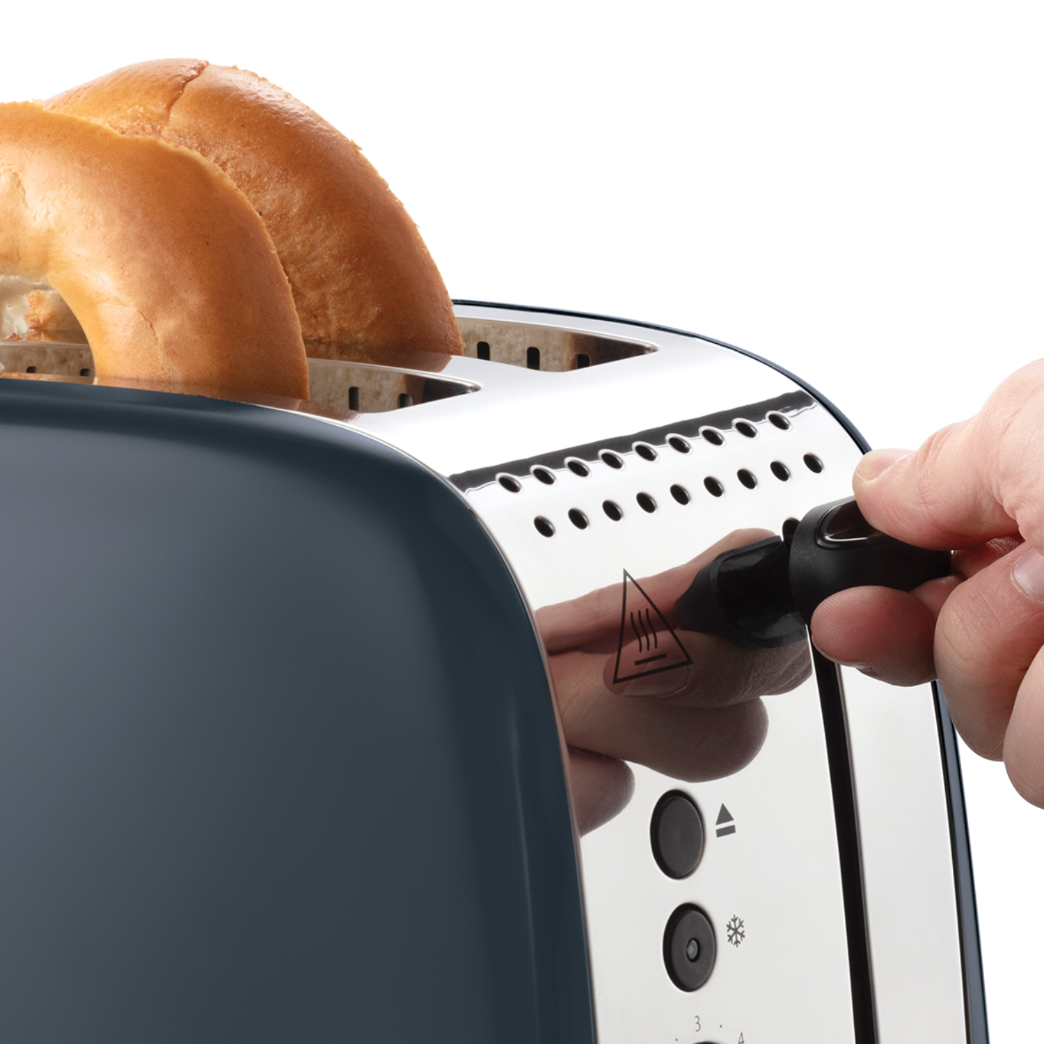 Toster z bajglami. Ręka przekręcająca pokrętło. Chrom i granatowy.