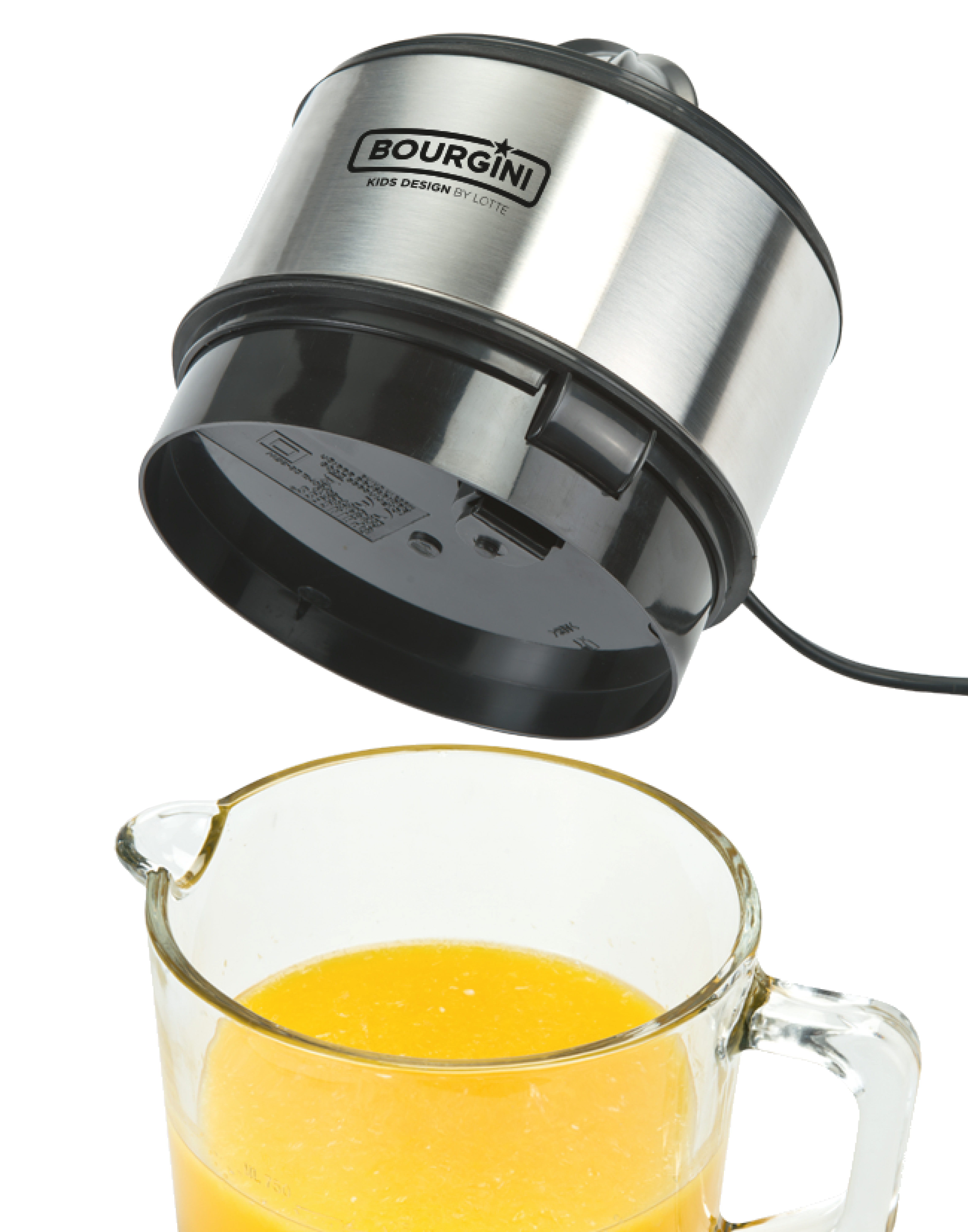 Licuadora plateada y negra con una jarra de vidrio transparente llena de jugo de naranja. La licuadora está inclinada.