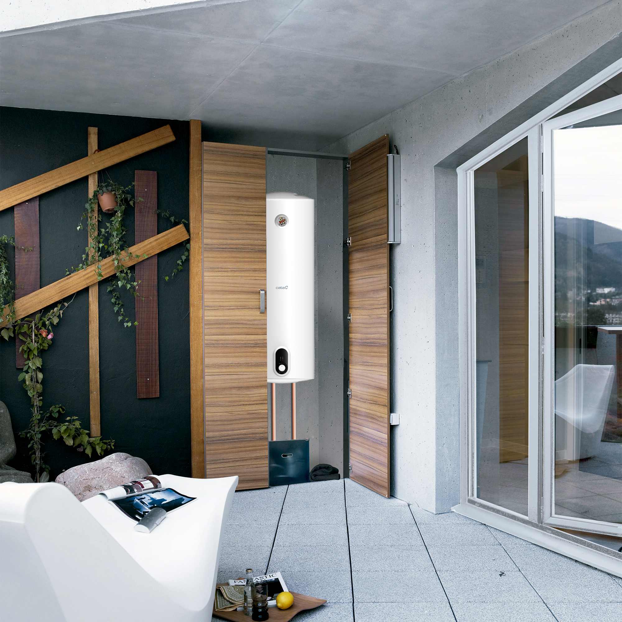 Calentador de agua blanco en un balcón con puertas de madera y muebles de exterior.