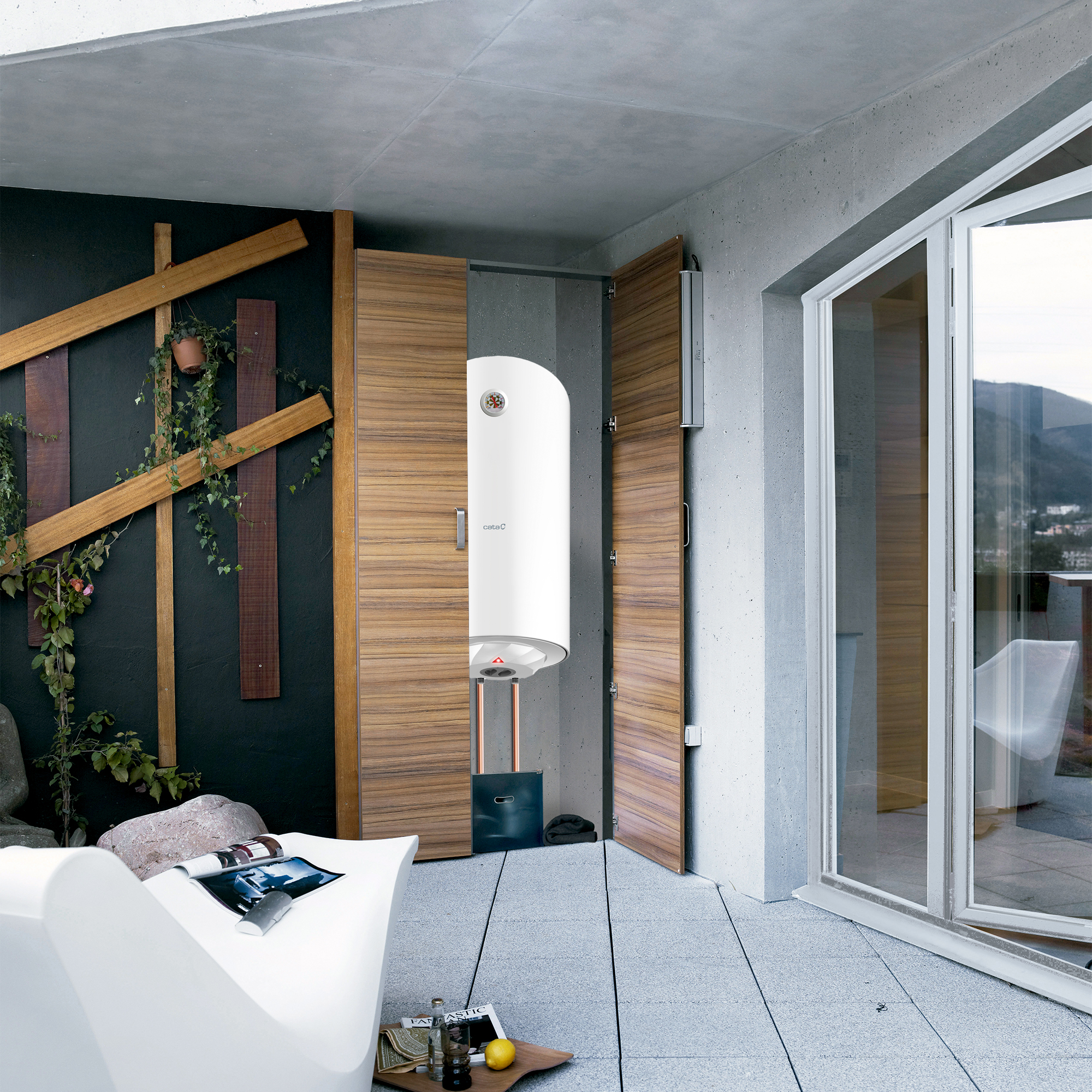 Scena di balcone con scaldabagno bianco, porte in legno e vista sulla città.