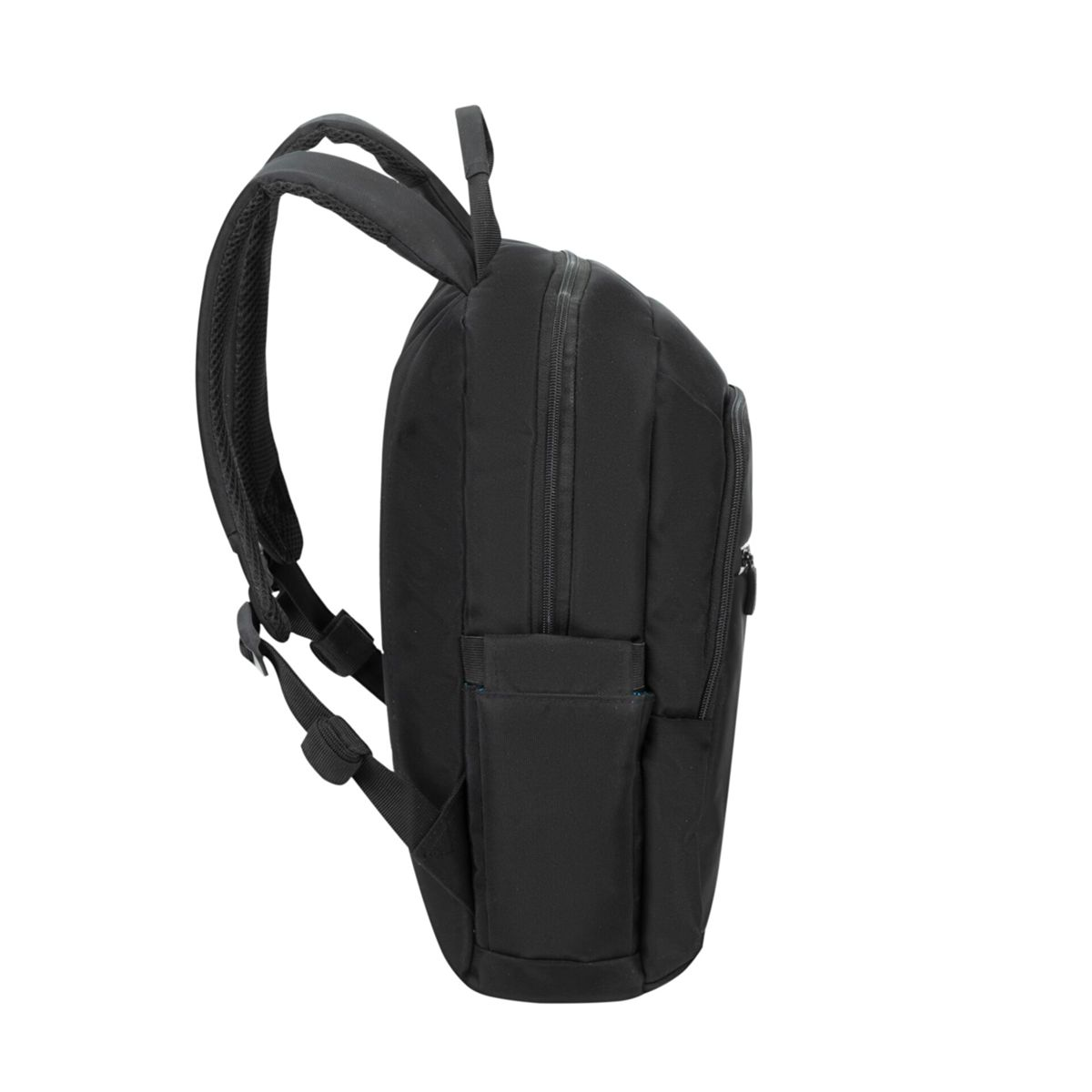 Schwarzer Rucksack von der Seite. Zeigt die Gurte, eine Seitentasche und den Reißverschluss.