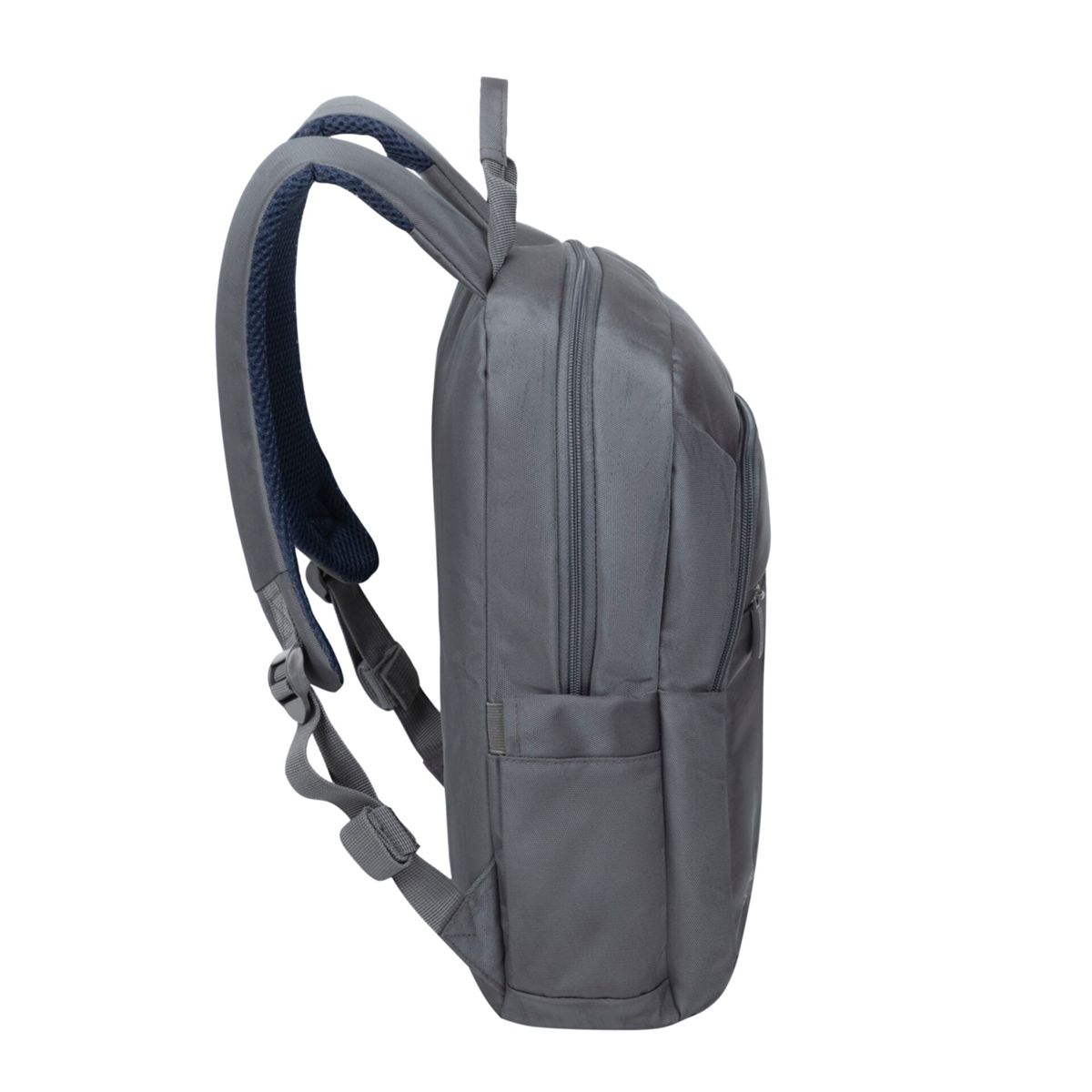 Ein grauer Rucksack von der Seite betrachtet mit gepolstertem Rücken und Schultergurten.