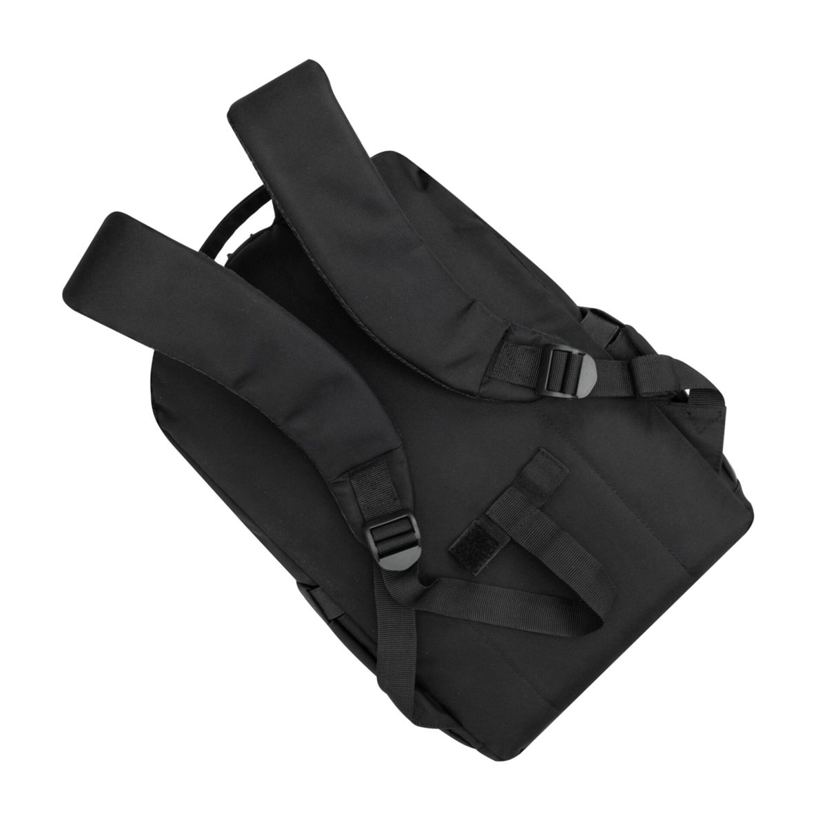 Ein schwarzer Rucksack, von hinten gesehen, mit Trägern und Schnallen. Er steht vor weißem Hintergrund.