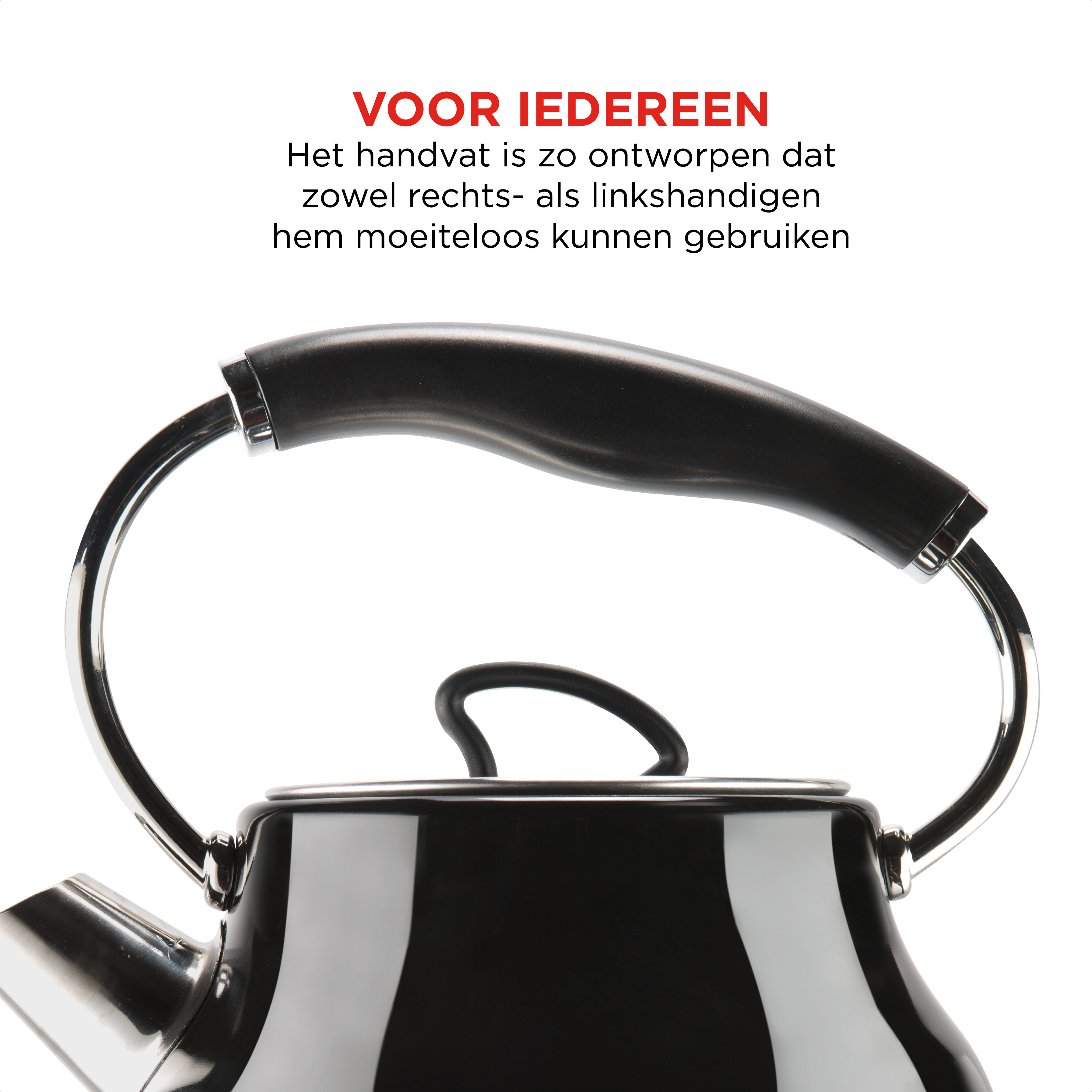 Zwarte waterkoker met handvat. Tekst: 'VOOR IEDEREEN'. Verchroomd handvat en zwarte behuizing. Witte achtergrond.