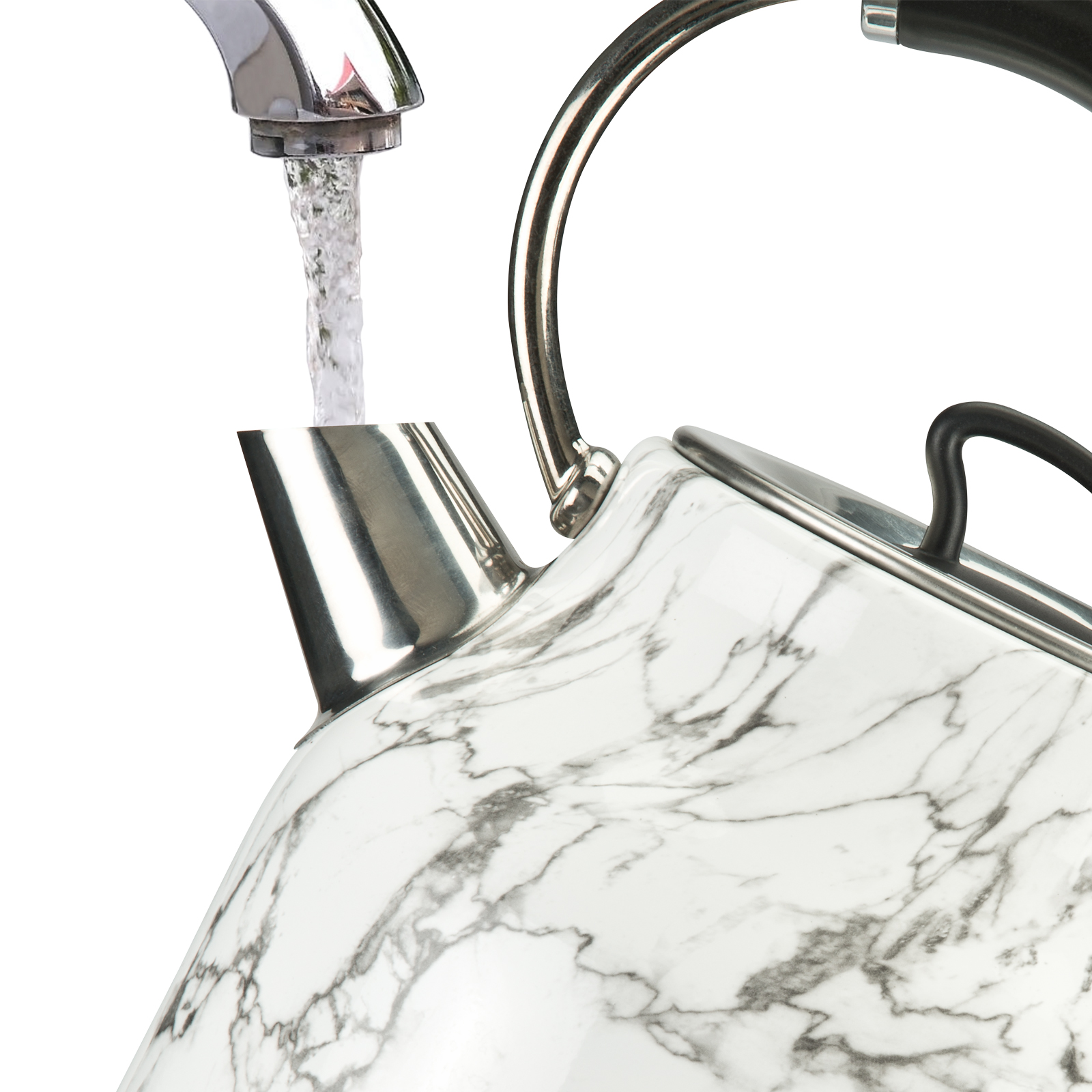 Waterkoker met een marmerpatroon. Water dat uit een kraan in de tuit stroomt.