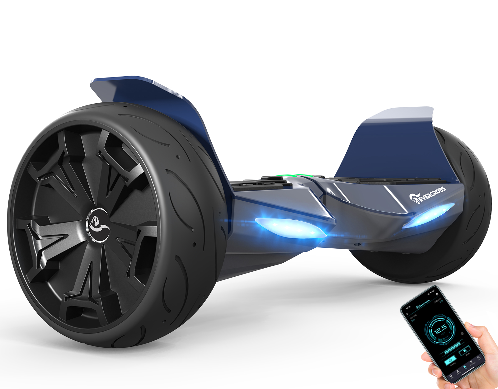 Hoverboard blu e nero. Una mano tiene un telefono che mostra informazioni sulla velocità e sulla batteria.
