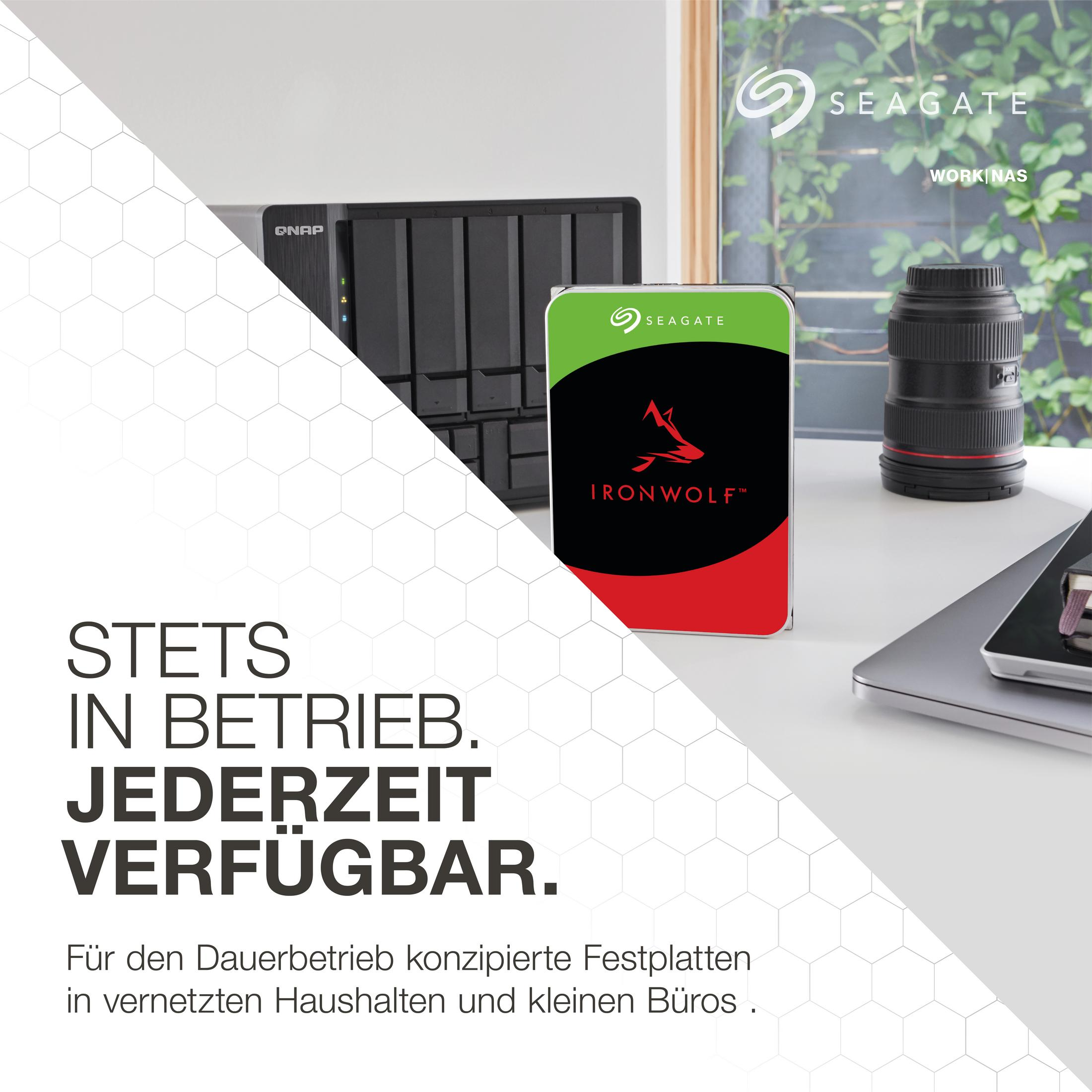 Dysk twardy Seagate Ironwolf przed czarnym serwerem, obiektywem i laptopem.