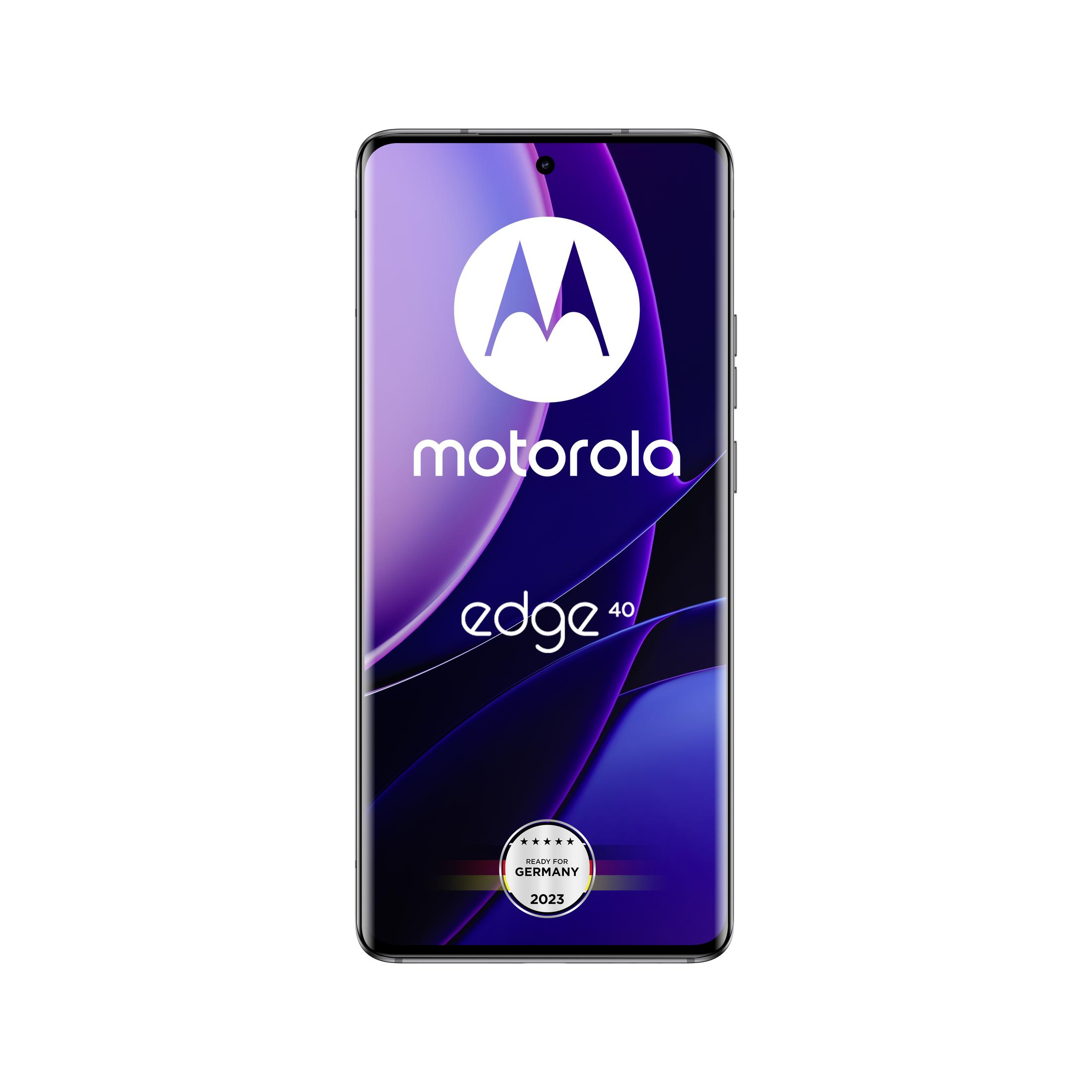 Smartfon Motorola Edge 40 na białym tle. Ma duży ekran i logo Motorola.