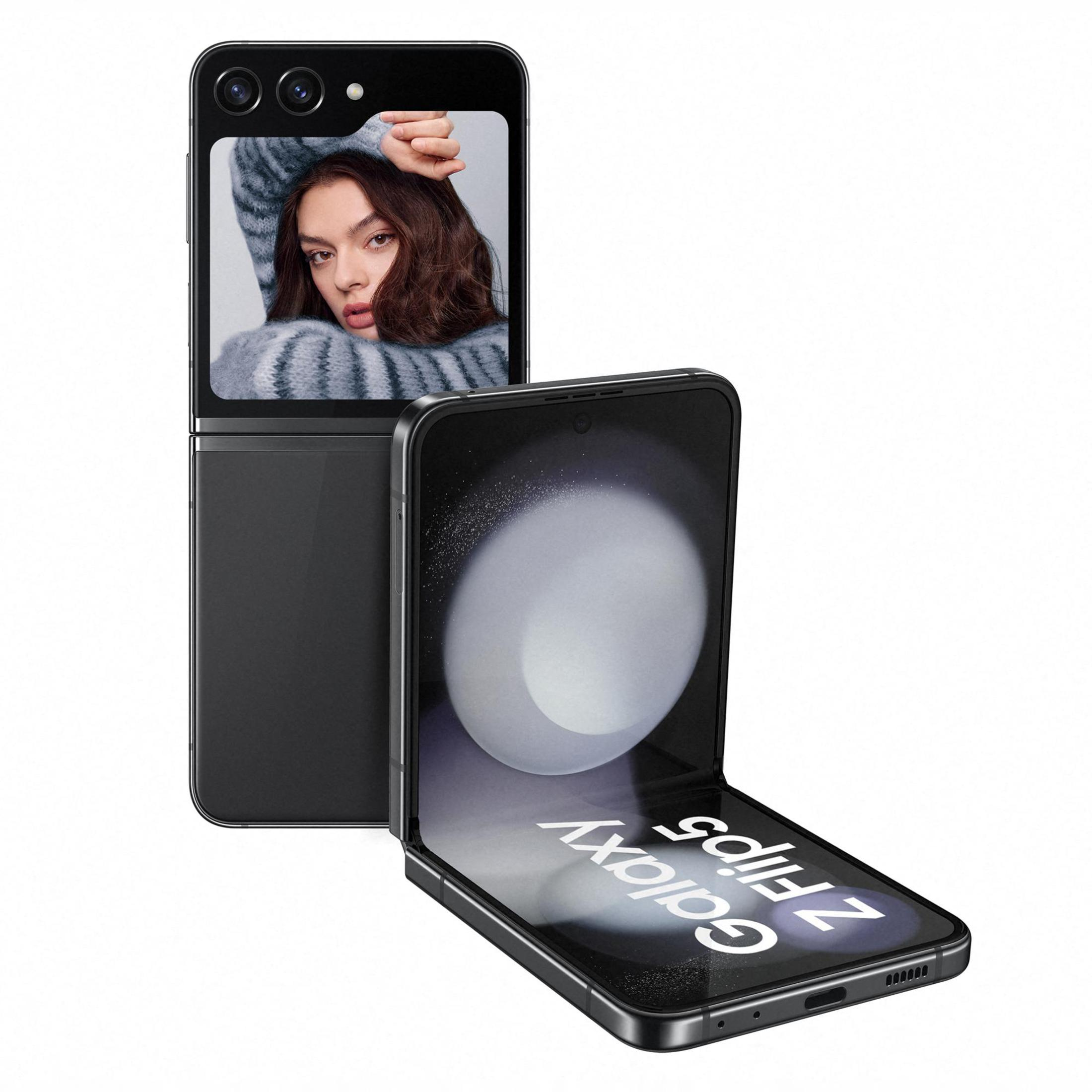 Składany czarny telefon ze zdjęciem kobiety i ekranem pokazującym galaktykę.