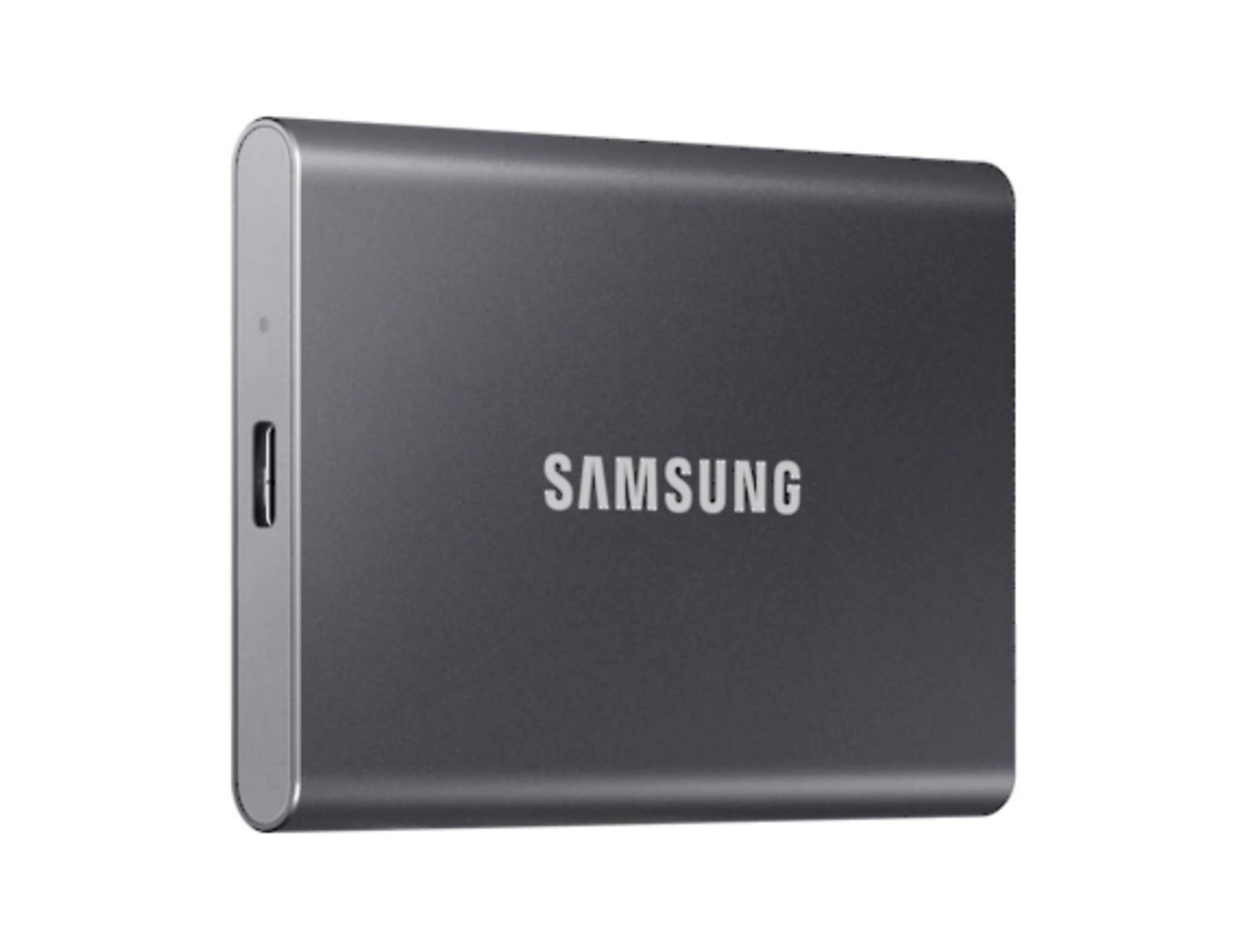 SAMSUNG externe SSD in Grau. Es hat einen USB-C-Anschluss auf einer Seite. Weißer Hintergrund.