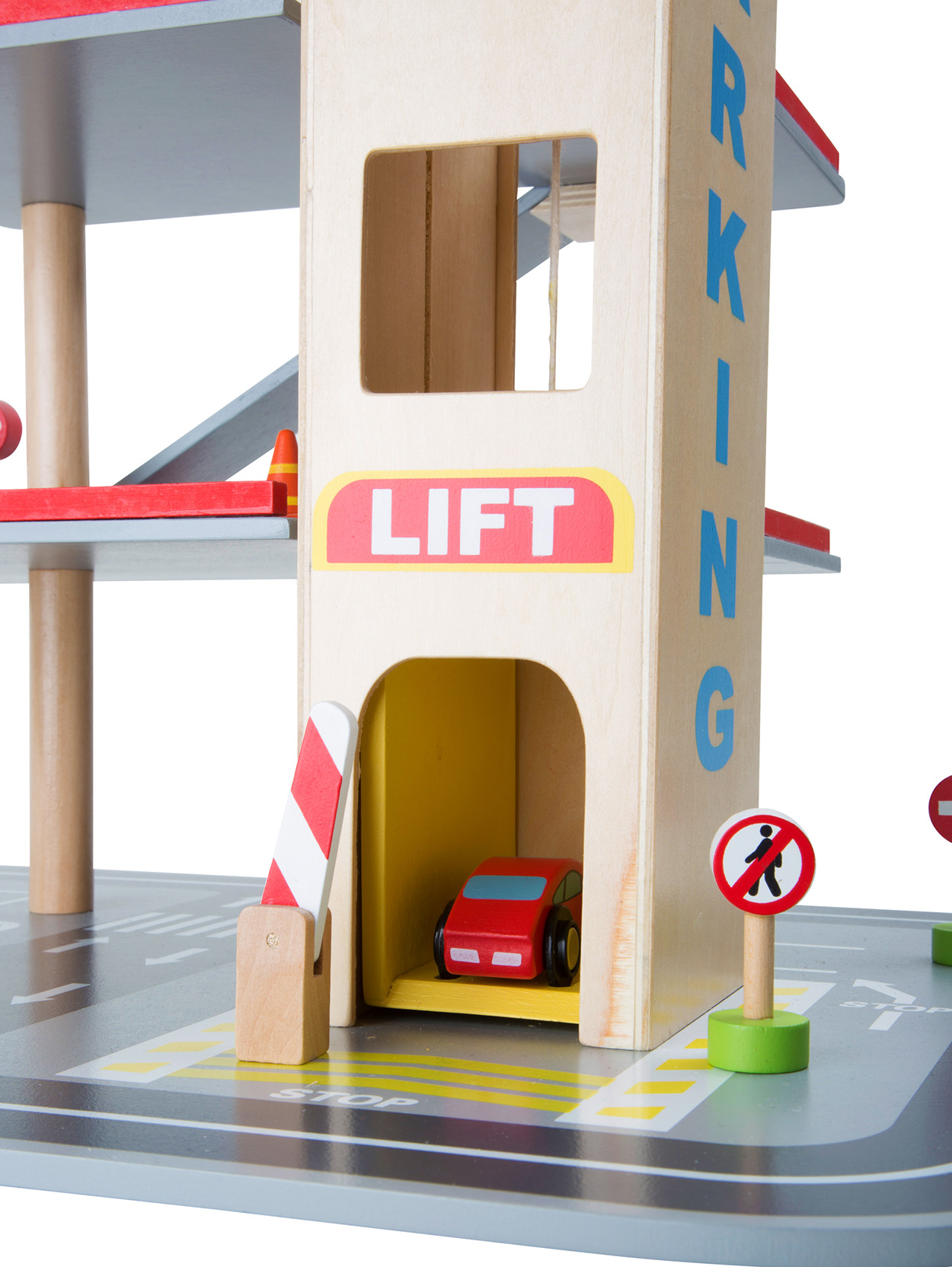 Parkgarage aus Holz mit einem roten Auto im Aufzug. Rechts ist ein Stoppschild.