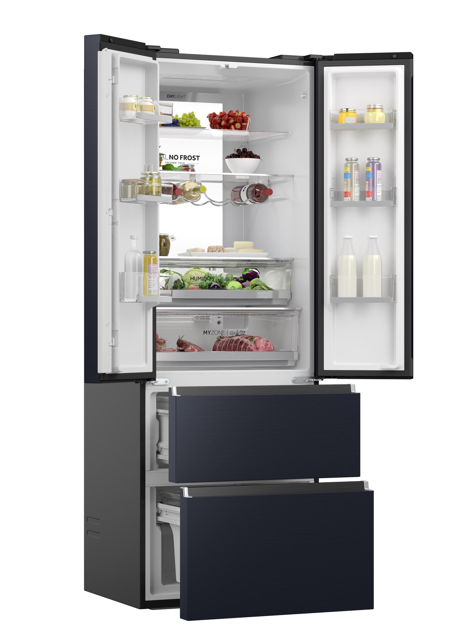 Refrigerador negro abierto con estantes de comida y dos cajones.
