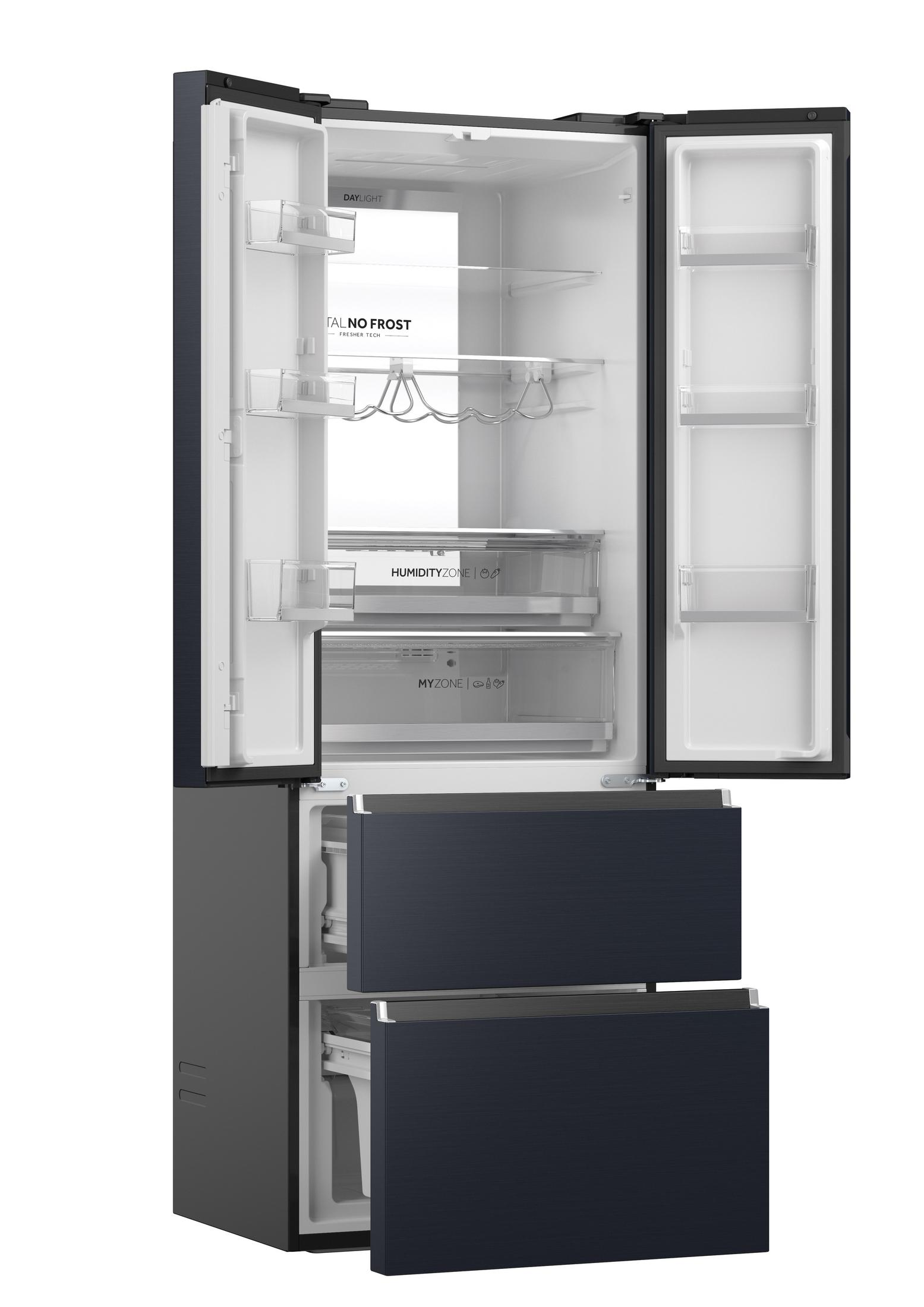 Refrigerador negro abierto. En el interior, se ven estantes y cajones. Está colocado sobre un fondo blanco.