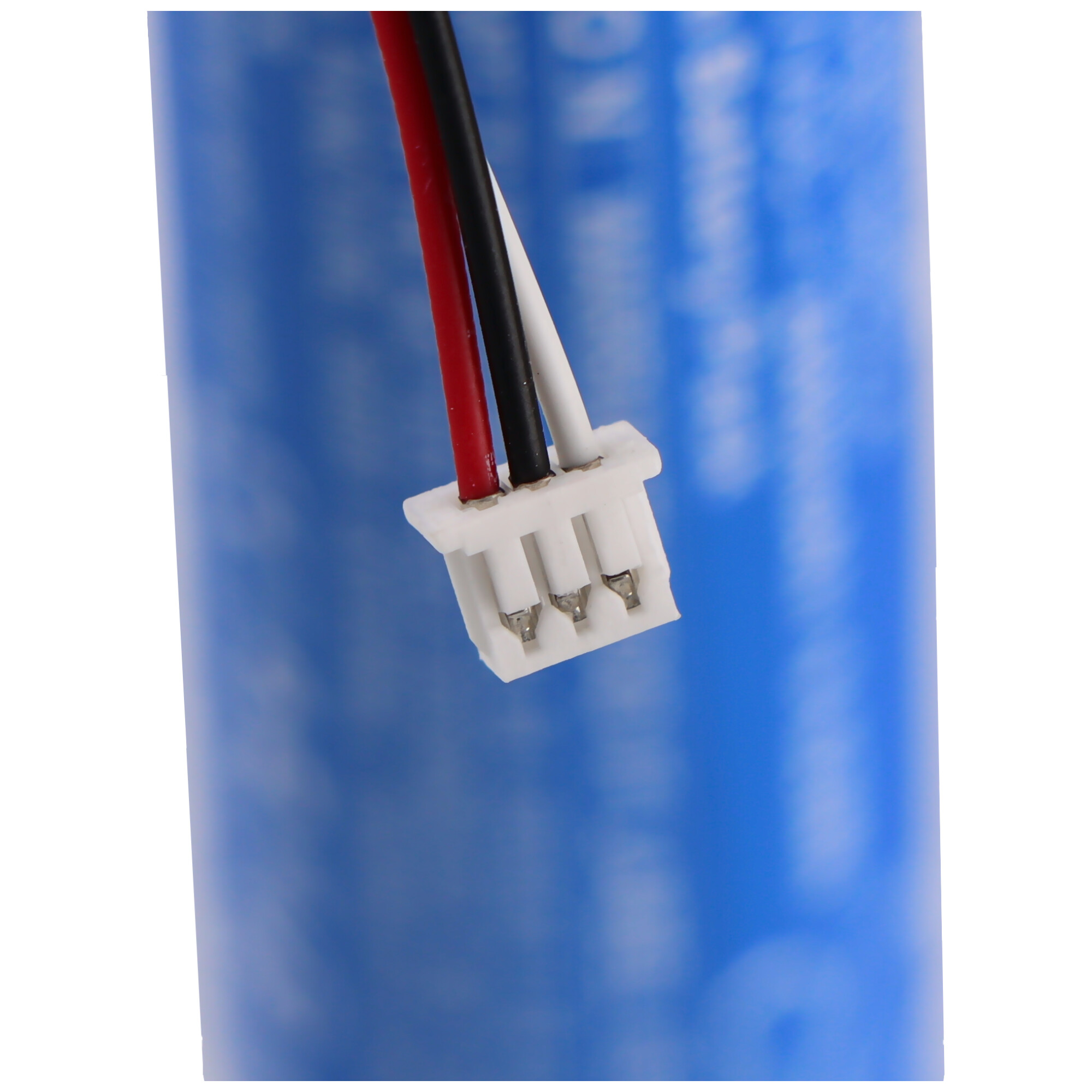 Nahaufnahme eines Batteriesteckers mit drei Drähten: rot, schwarz und weiß. Blauer Hintergrund.