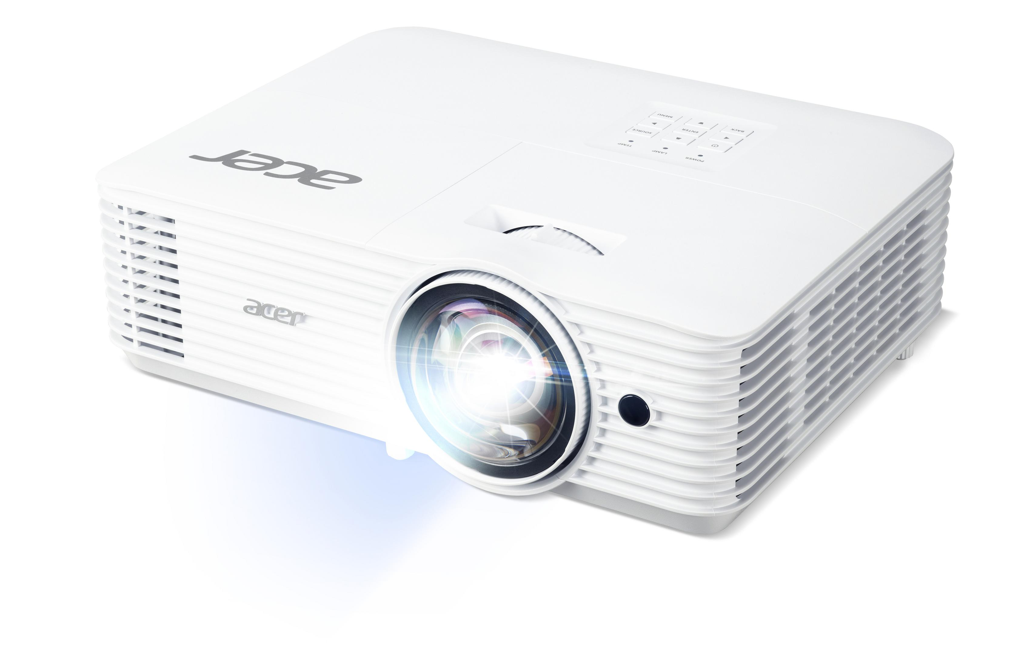 Biały projektor Acer, widok pod kątem. Obiektyw emituje jasne światło. Widoczna jest nazwa marki.