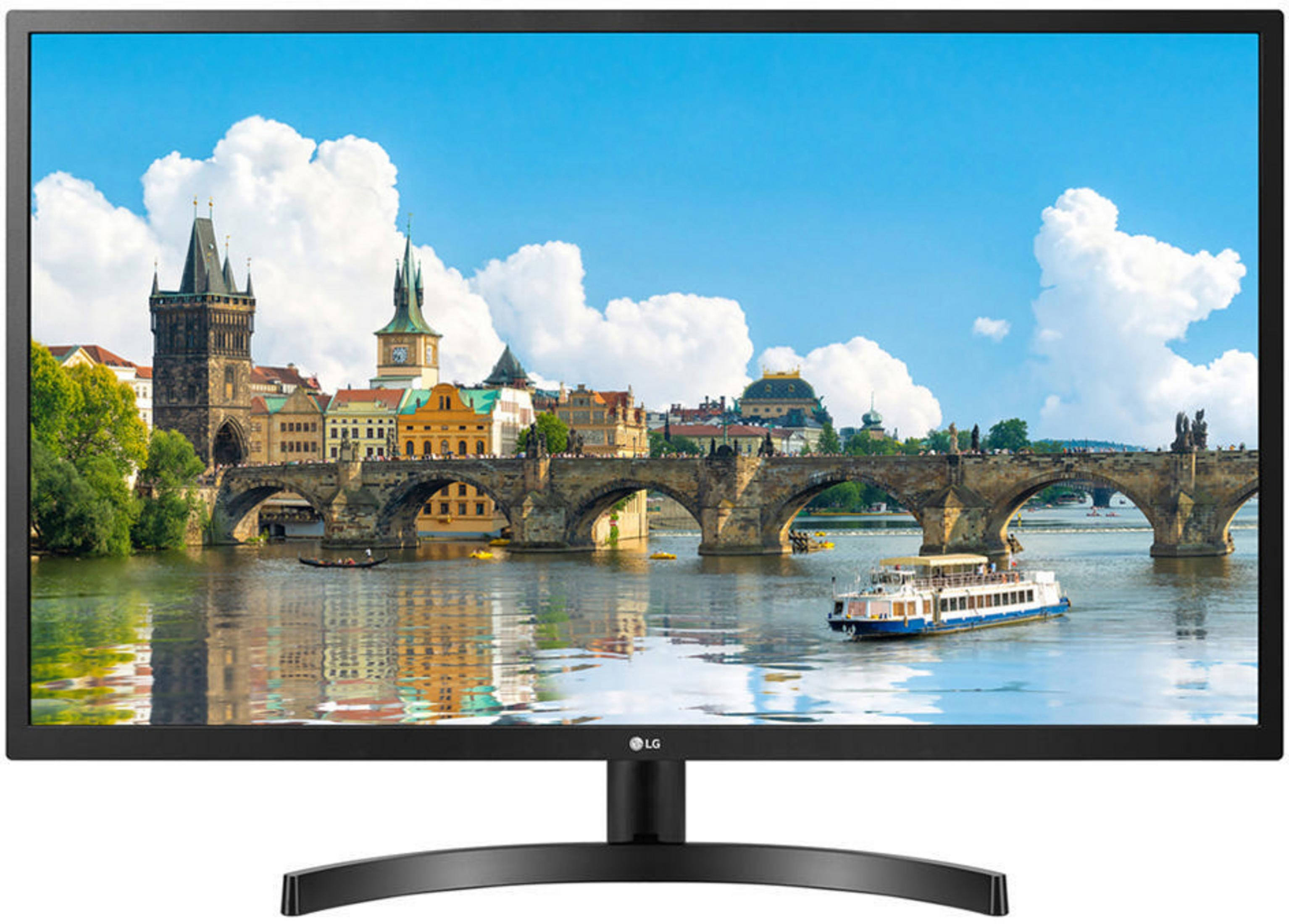 Monitor del computer che mostra una vista panoramica di una città, con un fiume e un ponte con barche.