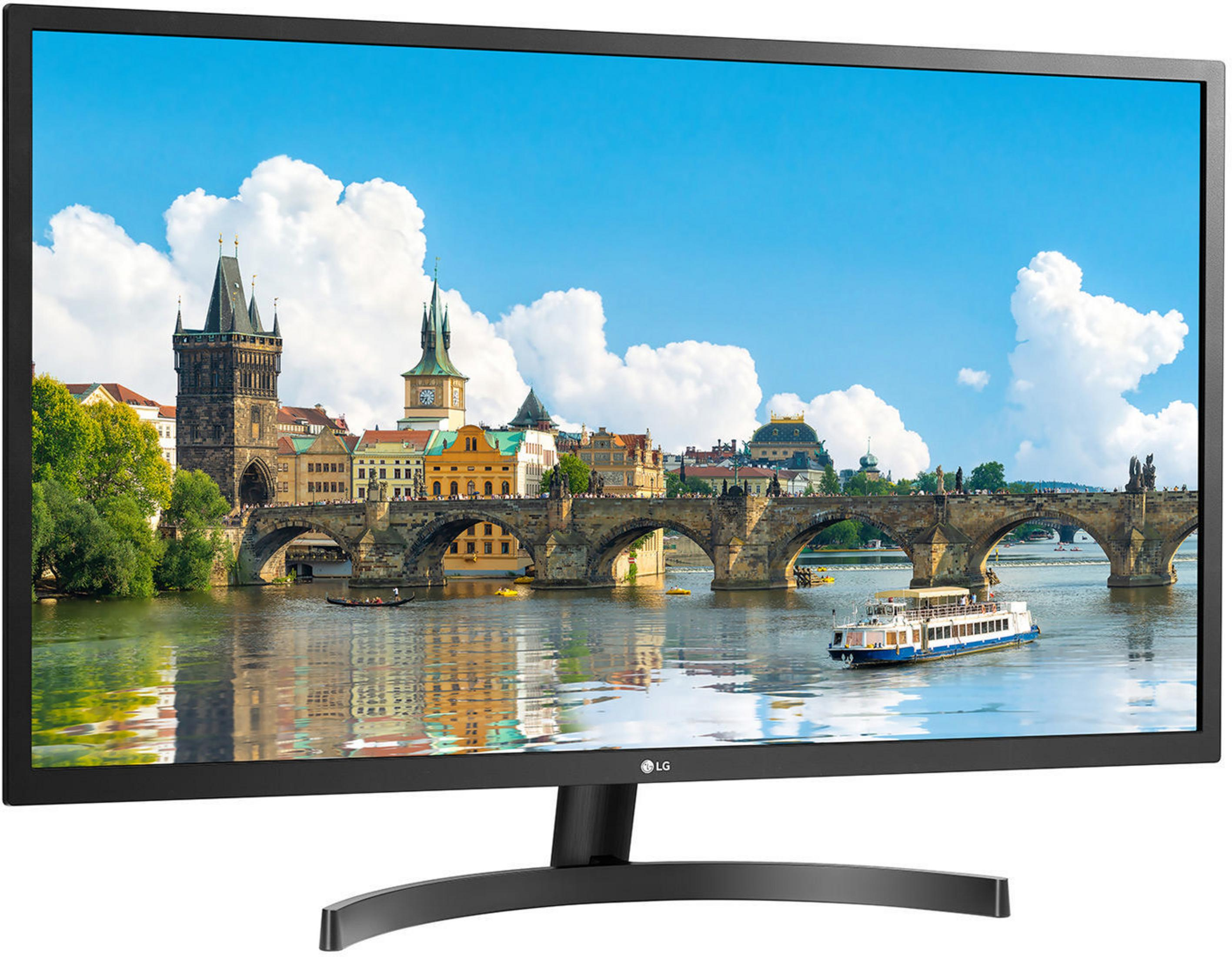 Monitor LG che mostra una vista panoramica: fiume, ponte, edifici e una barca. Cielo blu con nuvole.