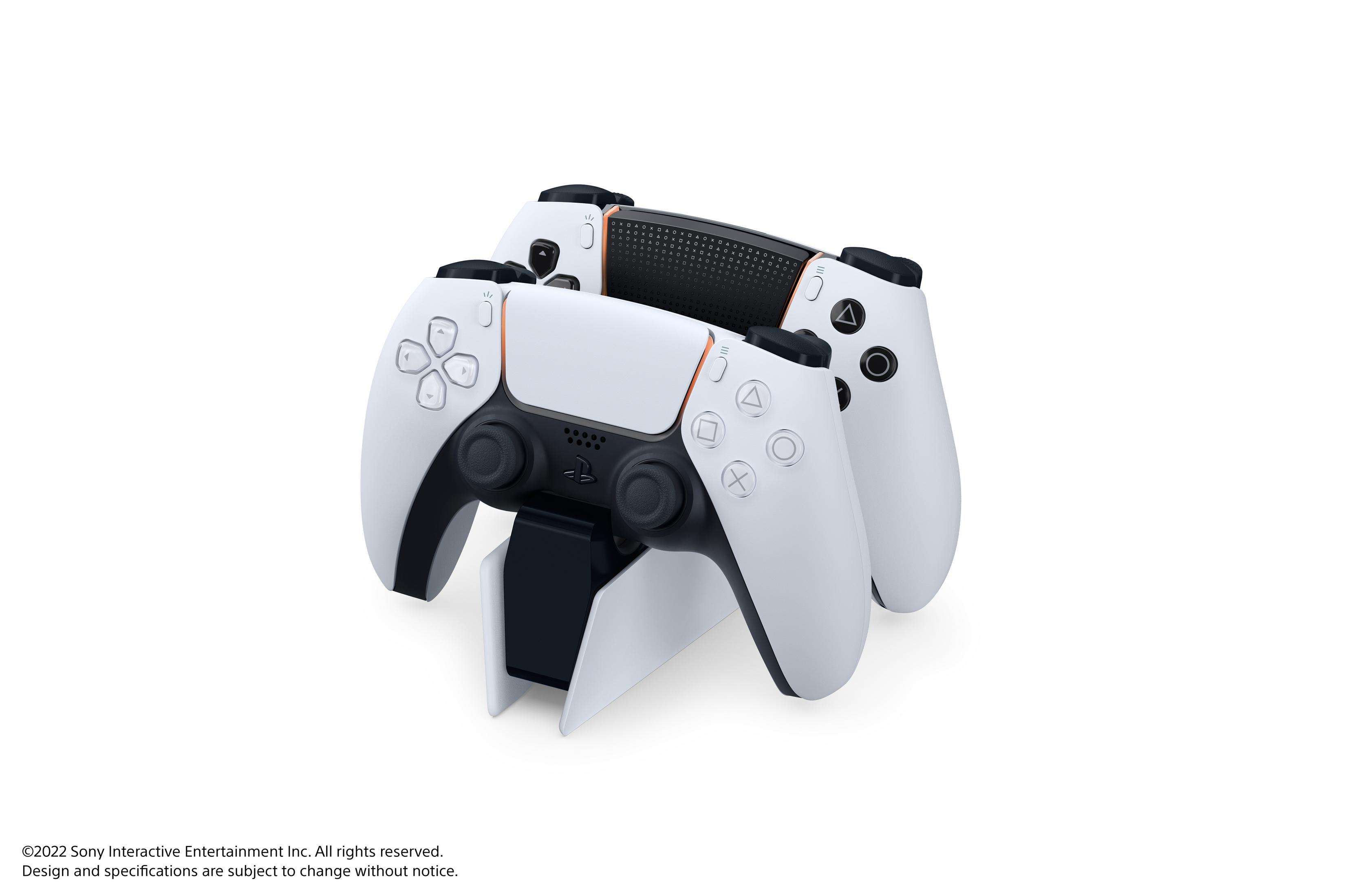 Beyaz PlayStation 5 kontrolcüleri ve bir şarj istasyonu. Kontrolcüler beyaz ve siyah tasarıma sahip.