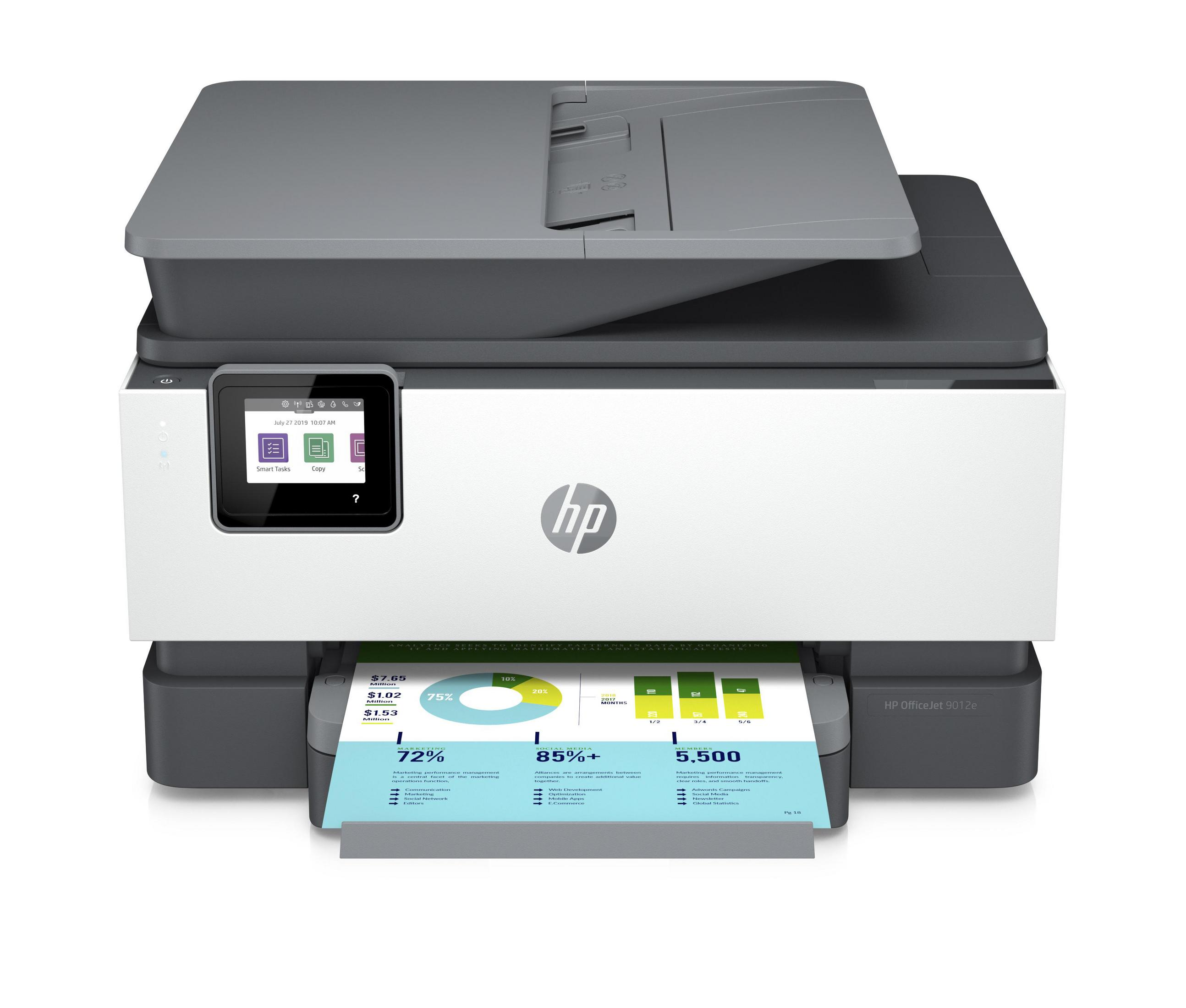 Impresora HP OfficeJet 8012e. Cuerpo blanco, tapa gris, imprimiendo informe con gráficos.
