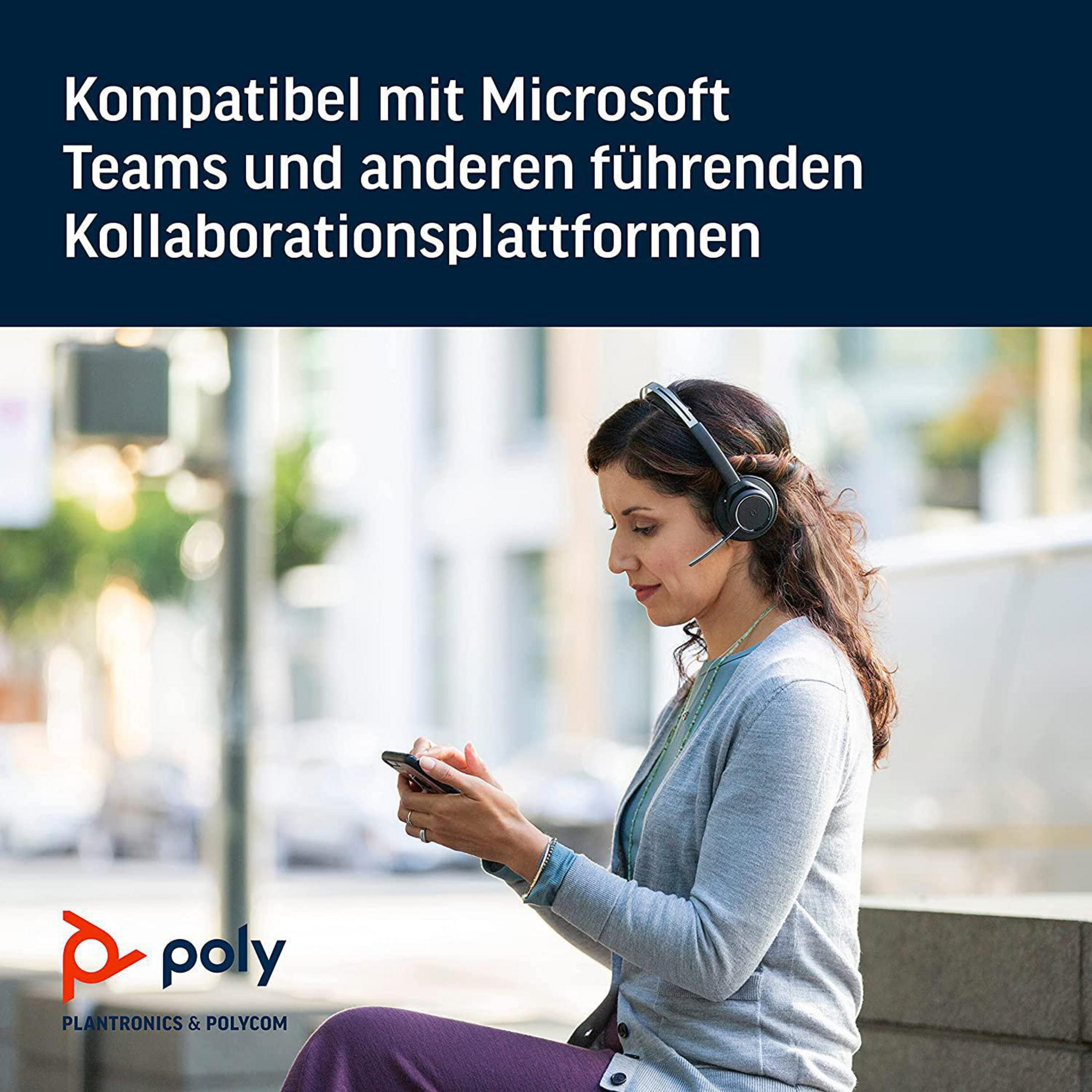 Frau mit Headset, benutzt Telefon im Freien, mit Poly-Logo und Text zu Teams.