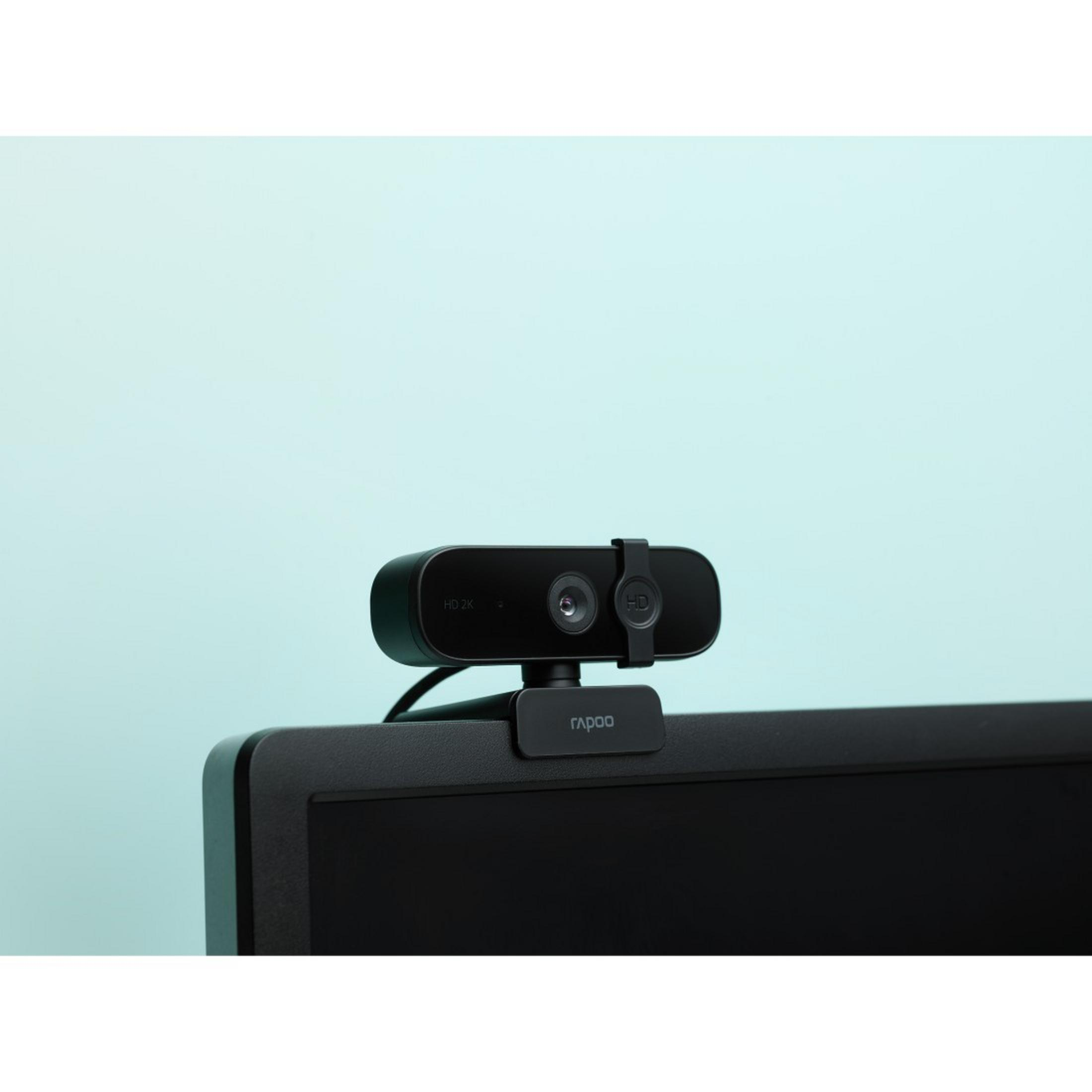 Kamera internetowa na czarnym monitorze. Jest czarna z logo rapoo.