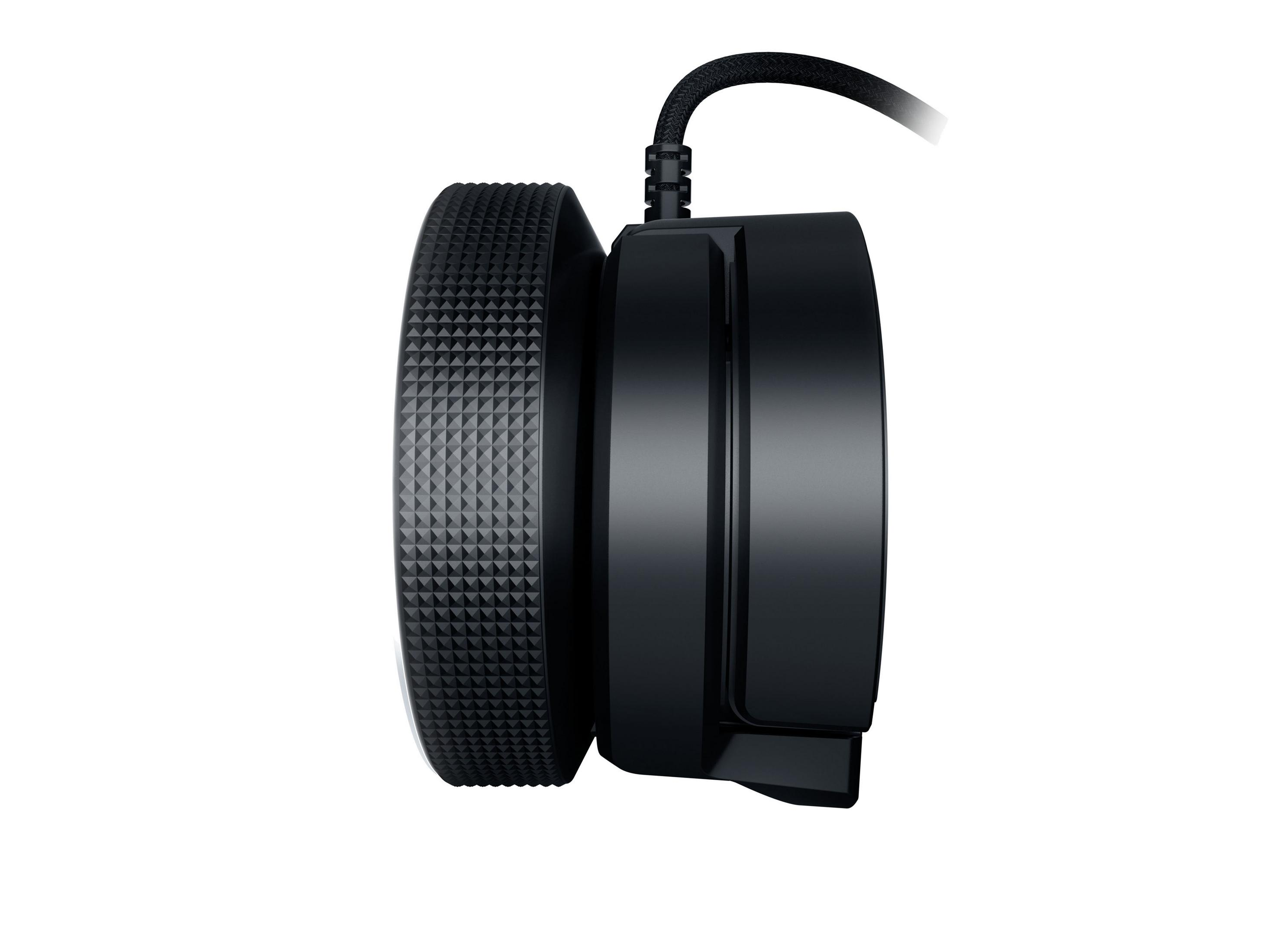Czarny, widok z boku urządzenia. Teksturowane koło po lewej, czarny kabel u góry.