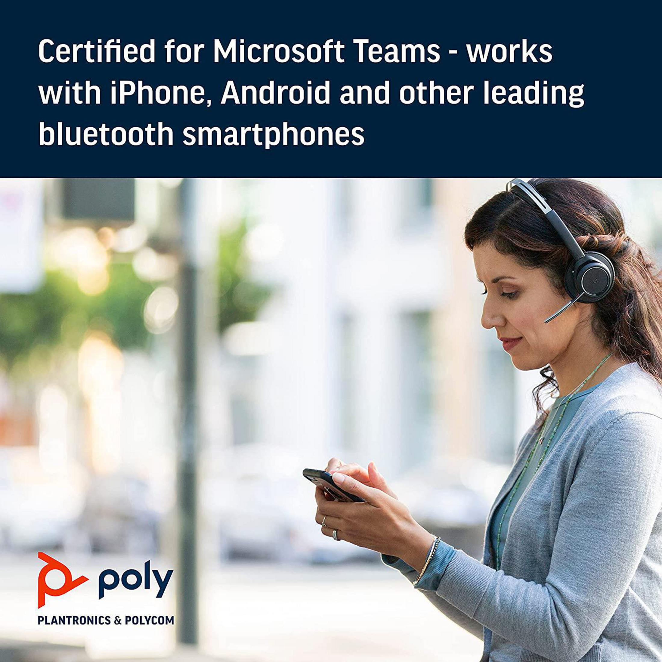 Kobieta używająca zestawu słuchawkowego Poly na ulicy. Tekst mówi: Certyfikat dla Microsoft Teams.