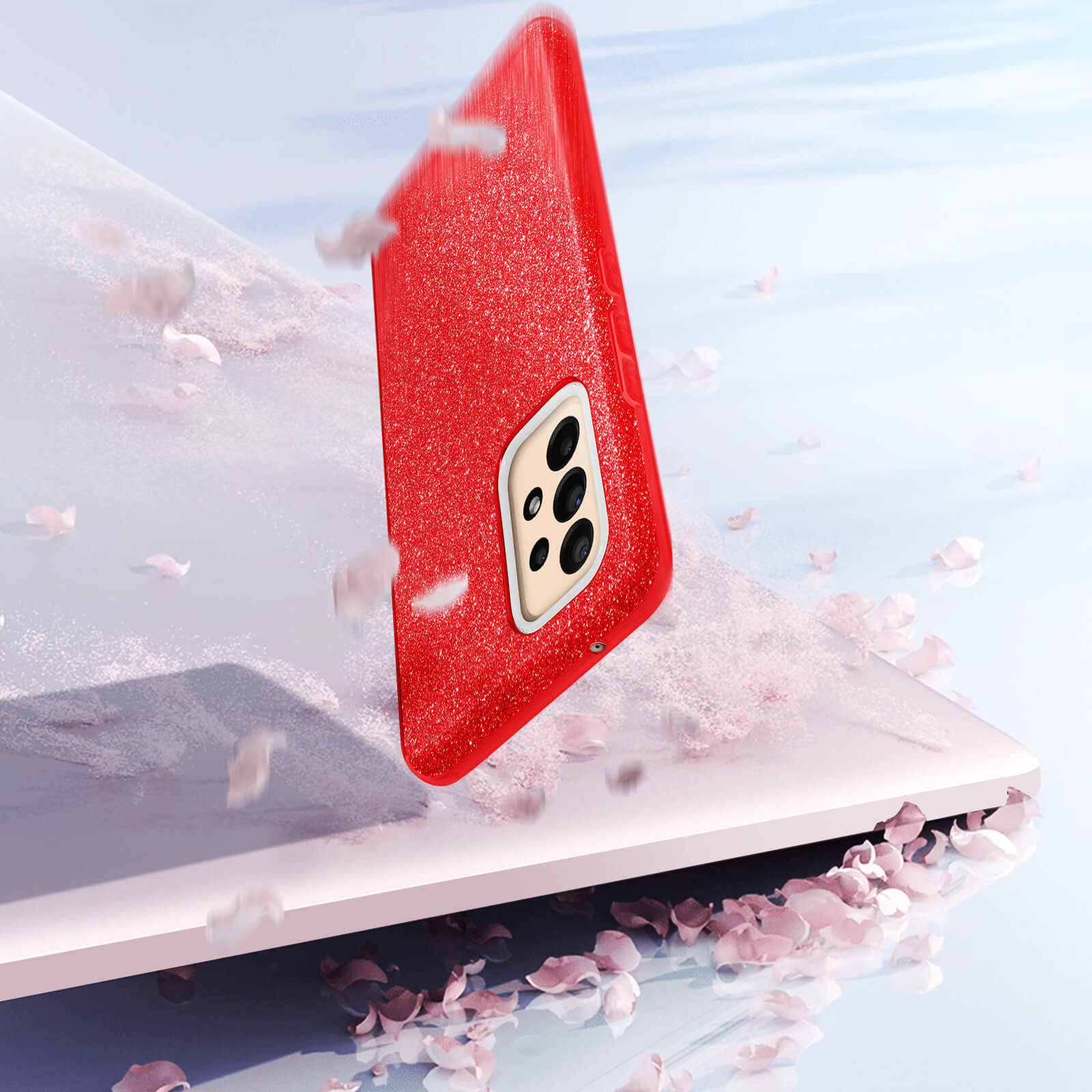 Coque de téléphone rouge pailleté tombant, entourée de pétales roses, sur fond bleu clair et blanc.