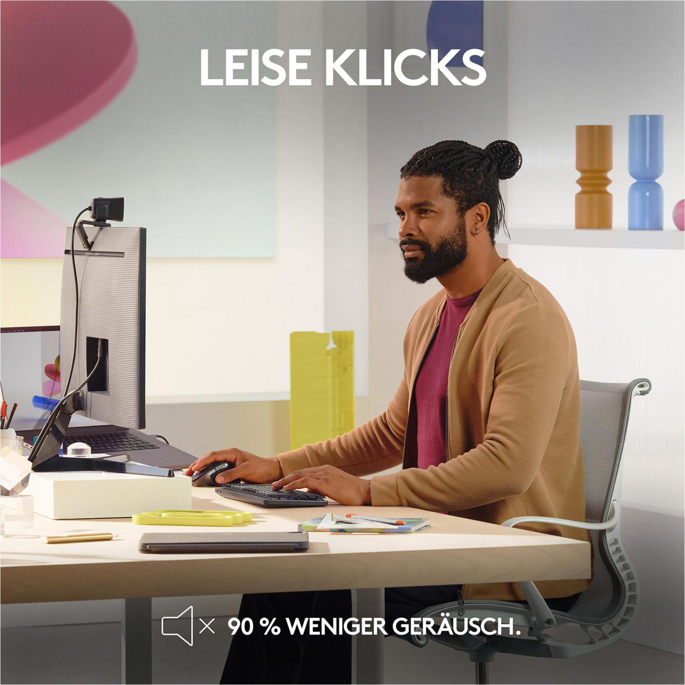 Mężczyzna pracuje przy biurku z monitorem, klawiaturą i laptopem. Tekst: 'LEISE KLICKS'.