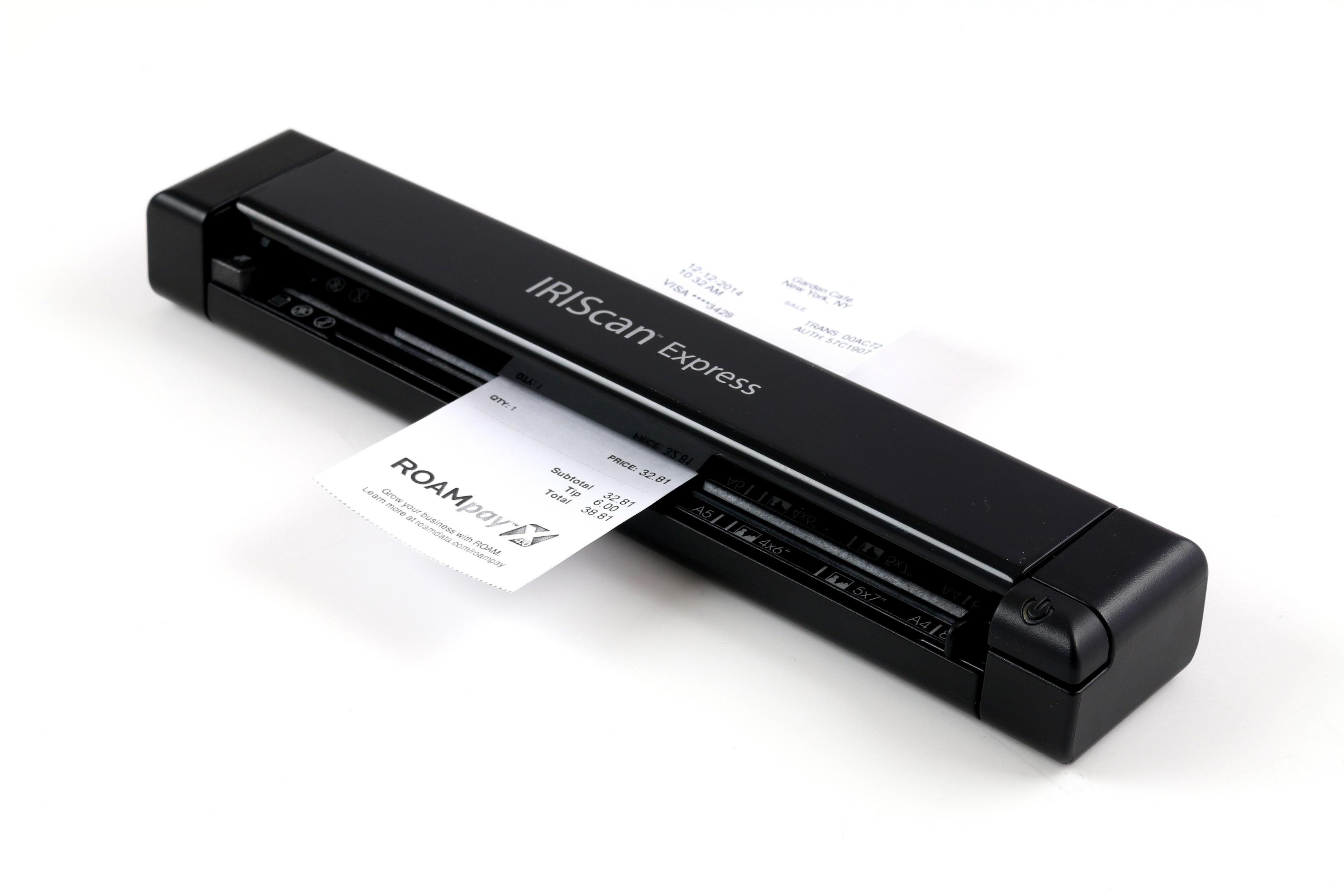 Schwarzer IRIScan Express-Scanner, durch den ein Beleg geführt wird. Weißer Hintergrund.