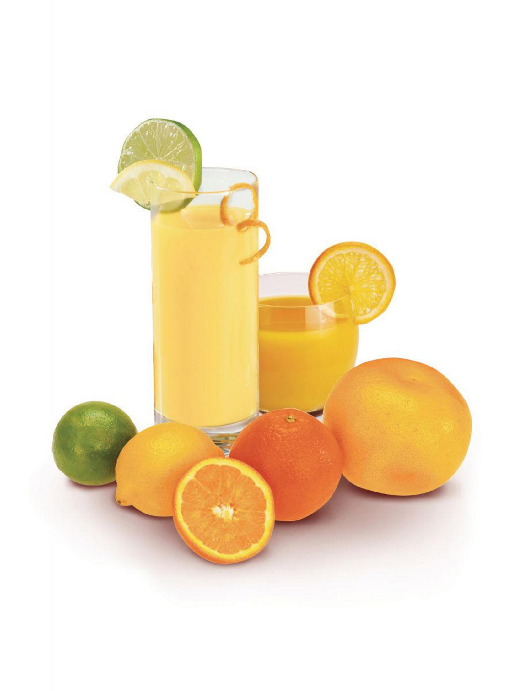 Trzy szklanki soku pomarańczowego z pomarańczami, cytrynami i limonkami na białym tle.