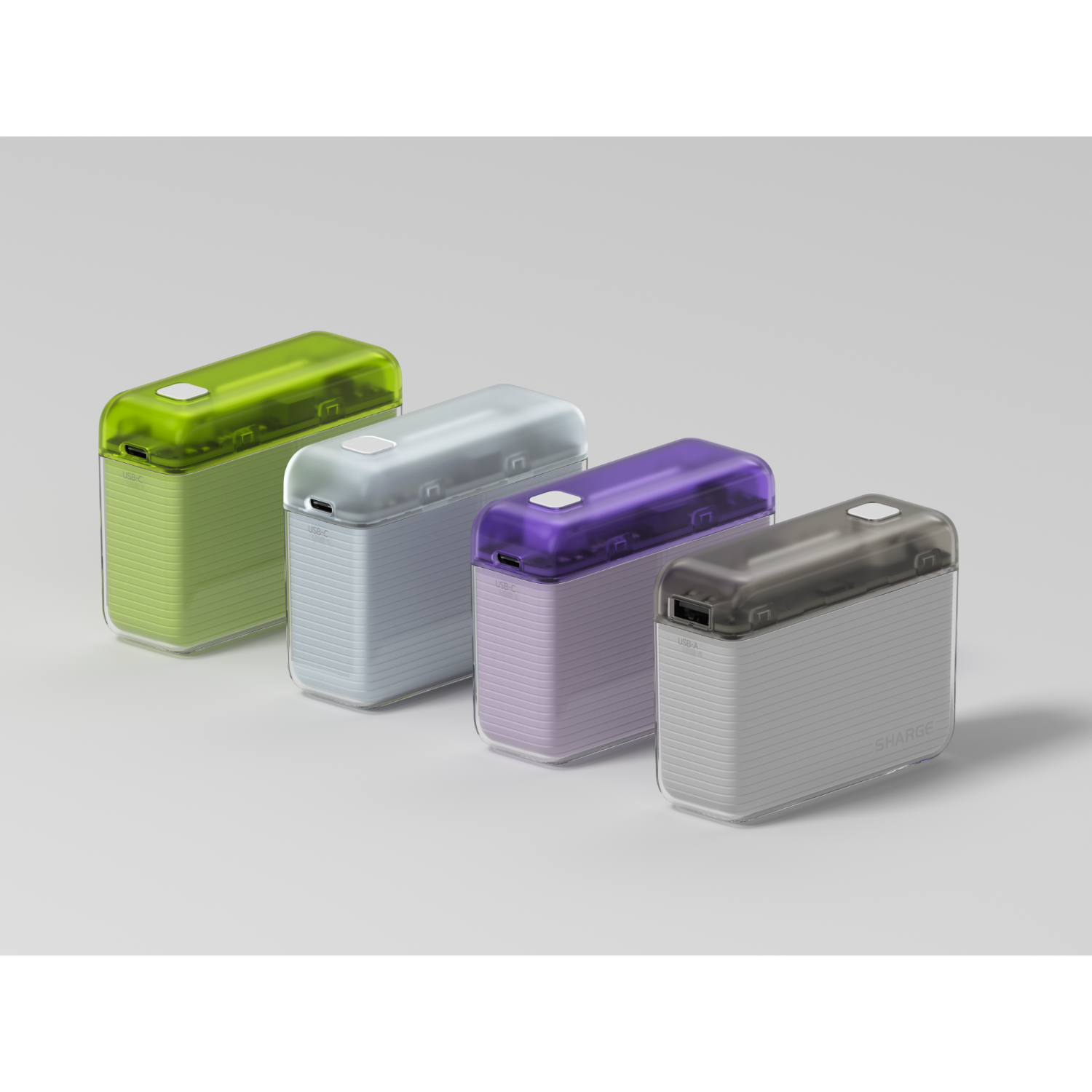Quatre batteries externes colorées avec des couvercles transparents, alignées sur une surface blanche.