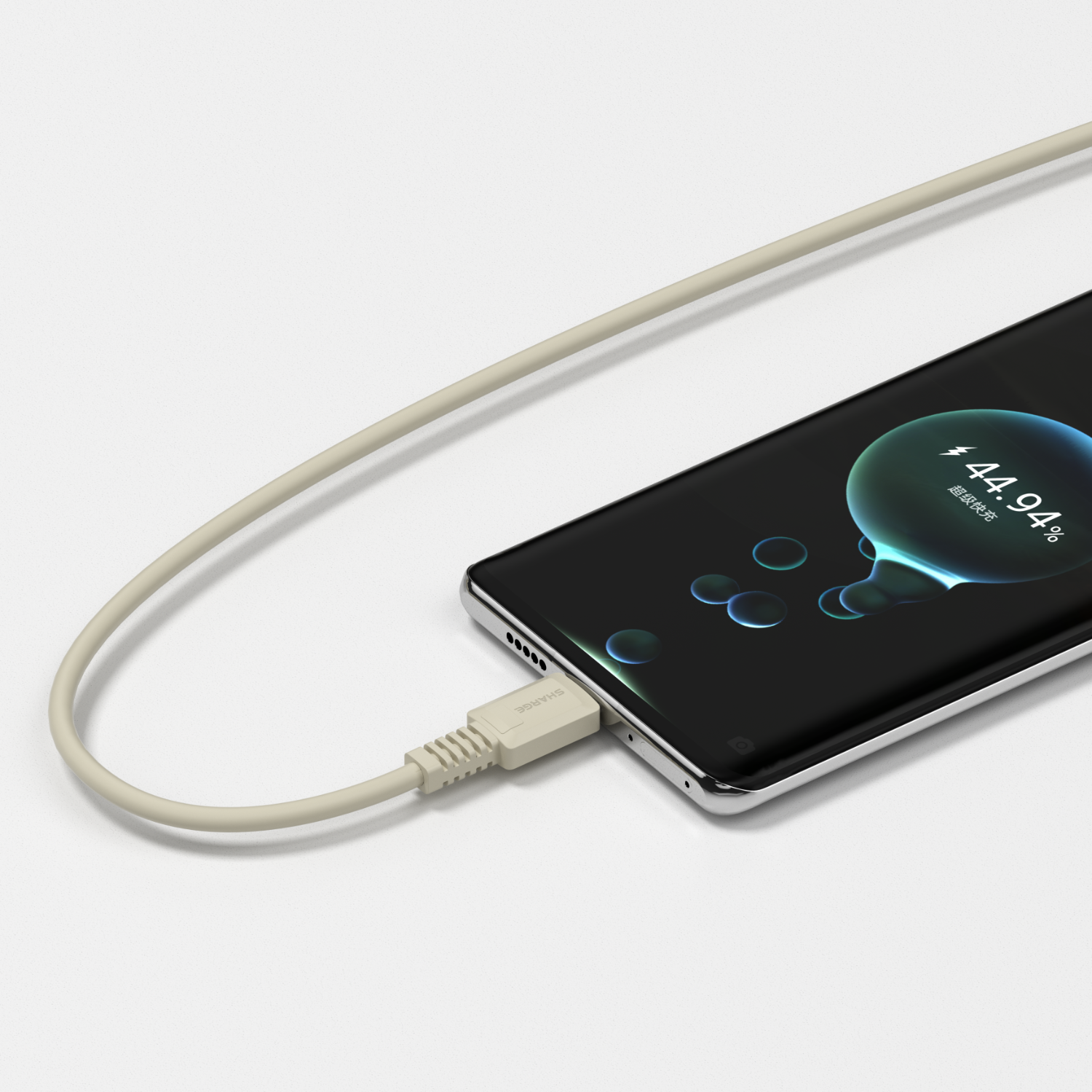 Telefoon laadt met kabel. Telefoon toont 44,94%. Witte kabel. Witte achtergrond.