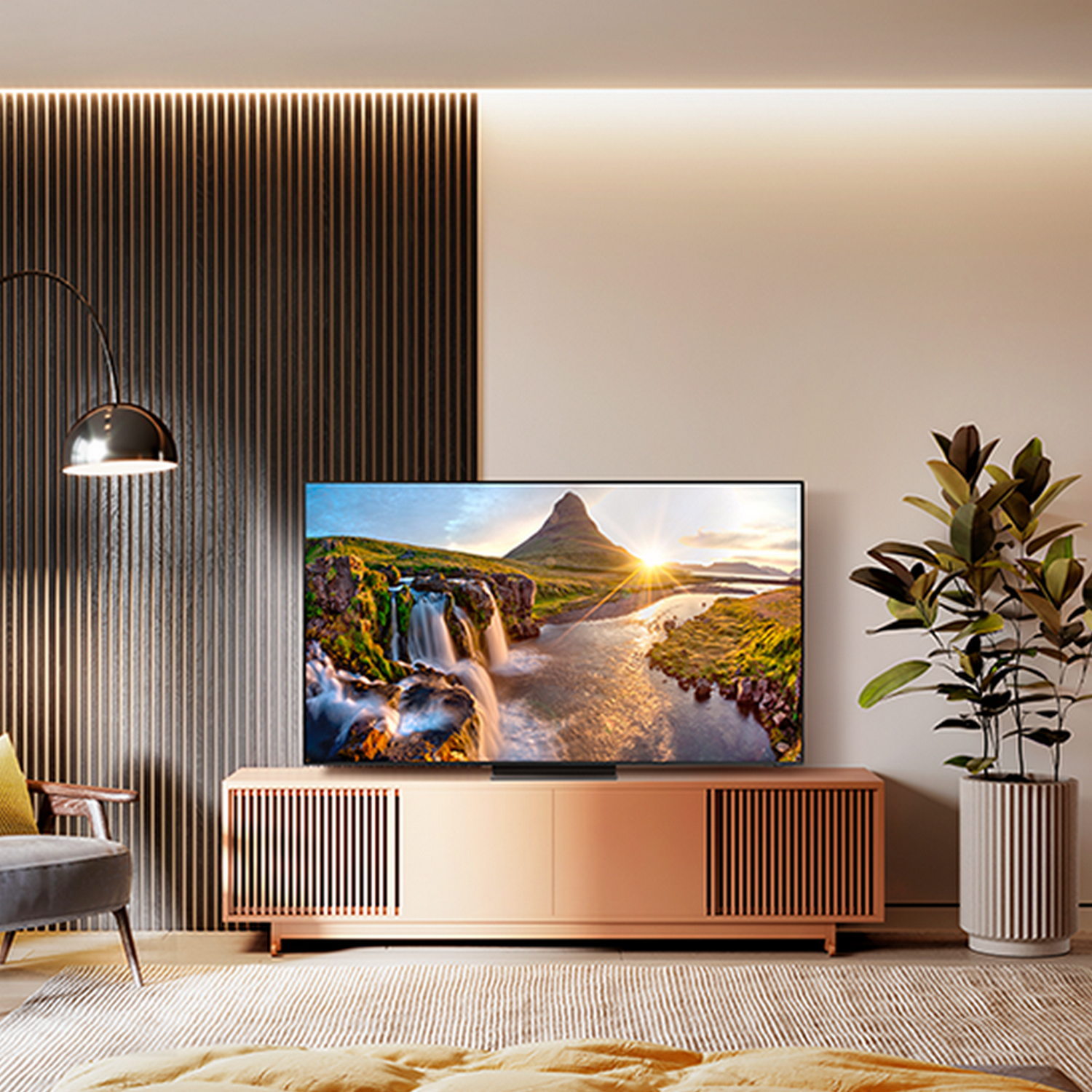 Salon z dużym telewizorem wyświetlającym krajobraz. Obecna jest roślina i lampa podłogowa.
