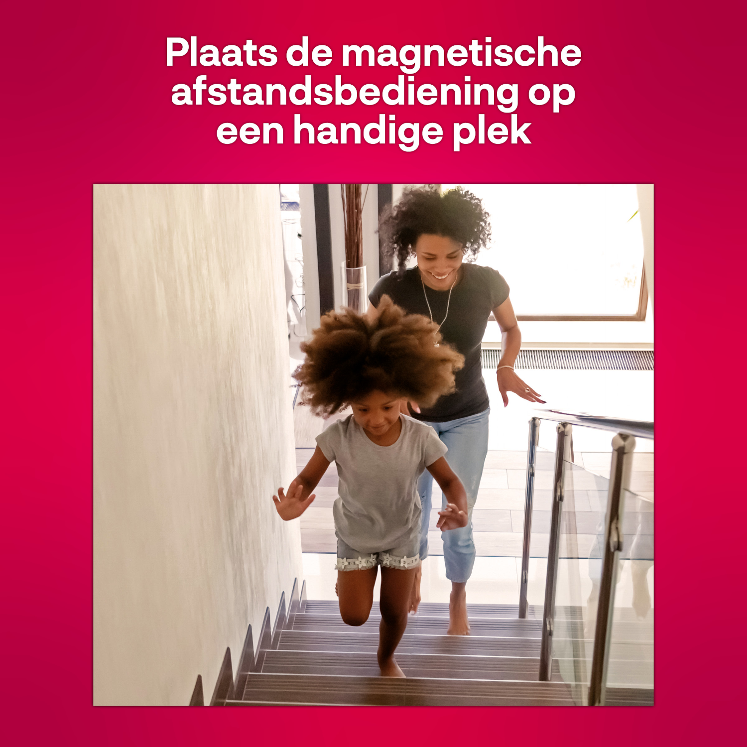 Woman and child running up stairs, text in Dutch: 'Plaats de magnetische afstandsbediening op een handige plek'.