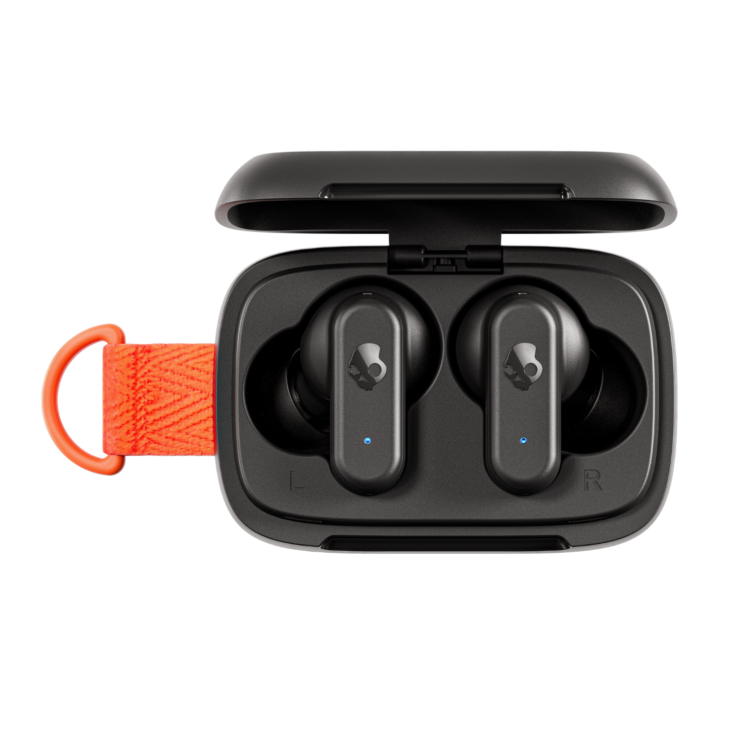 Słuchawki Skullcandy w otwartym etui ładującym z pomarańczowym paskiem. Czarne tło.