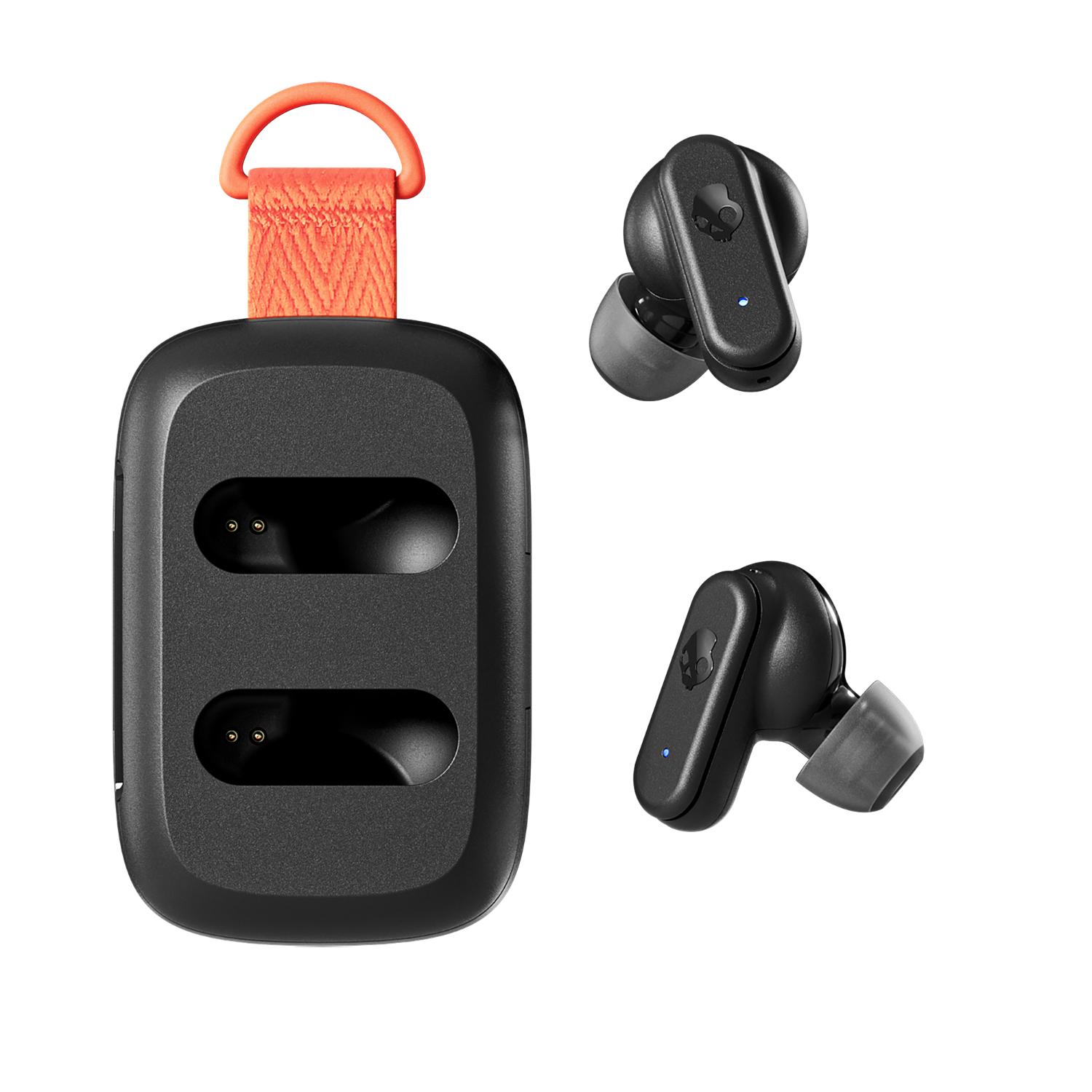 Czarne słuchawki Skullcandy i etui ładujące z pomarańczowym paskiem, wszystko na czarnym tle.