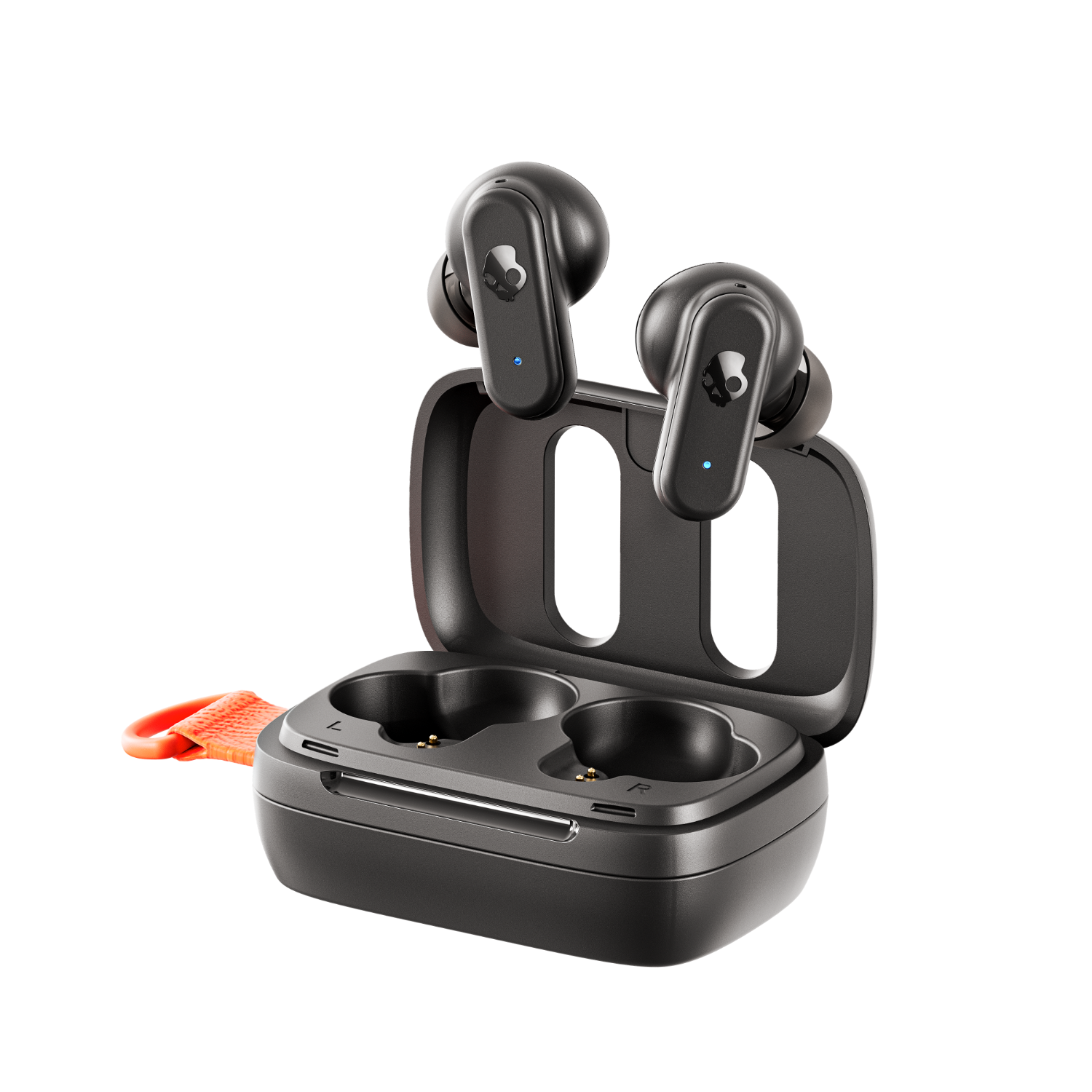 Czarne słuchawki Skullcandy w etui ładującym, z pomarańczowym paskiem. Czarne tło.