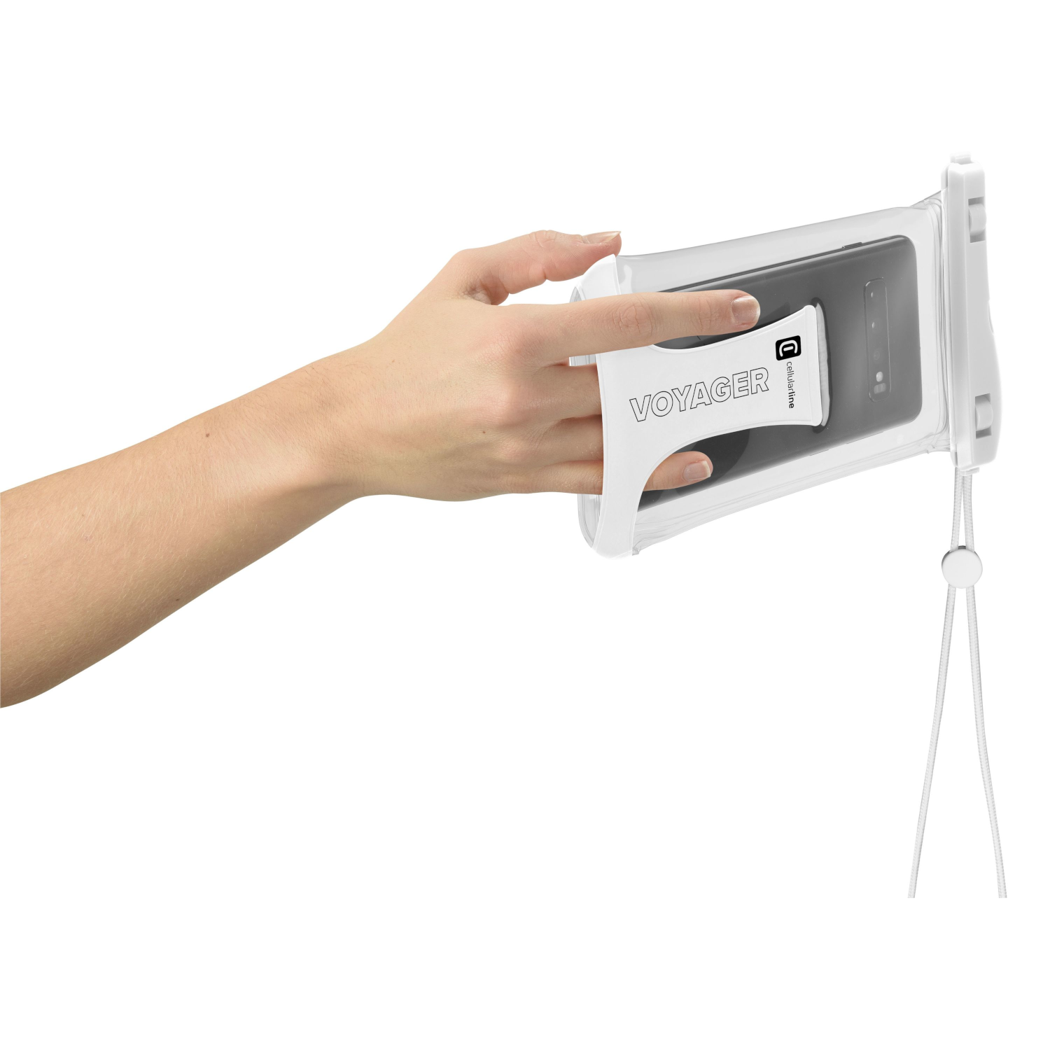 Mano che tiene una custodia impermeabile Voyager bianca, con un telefono dentro.